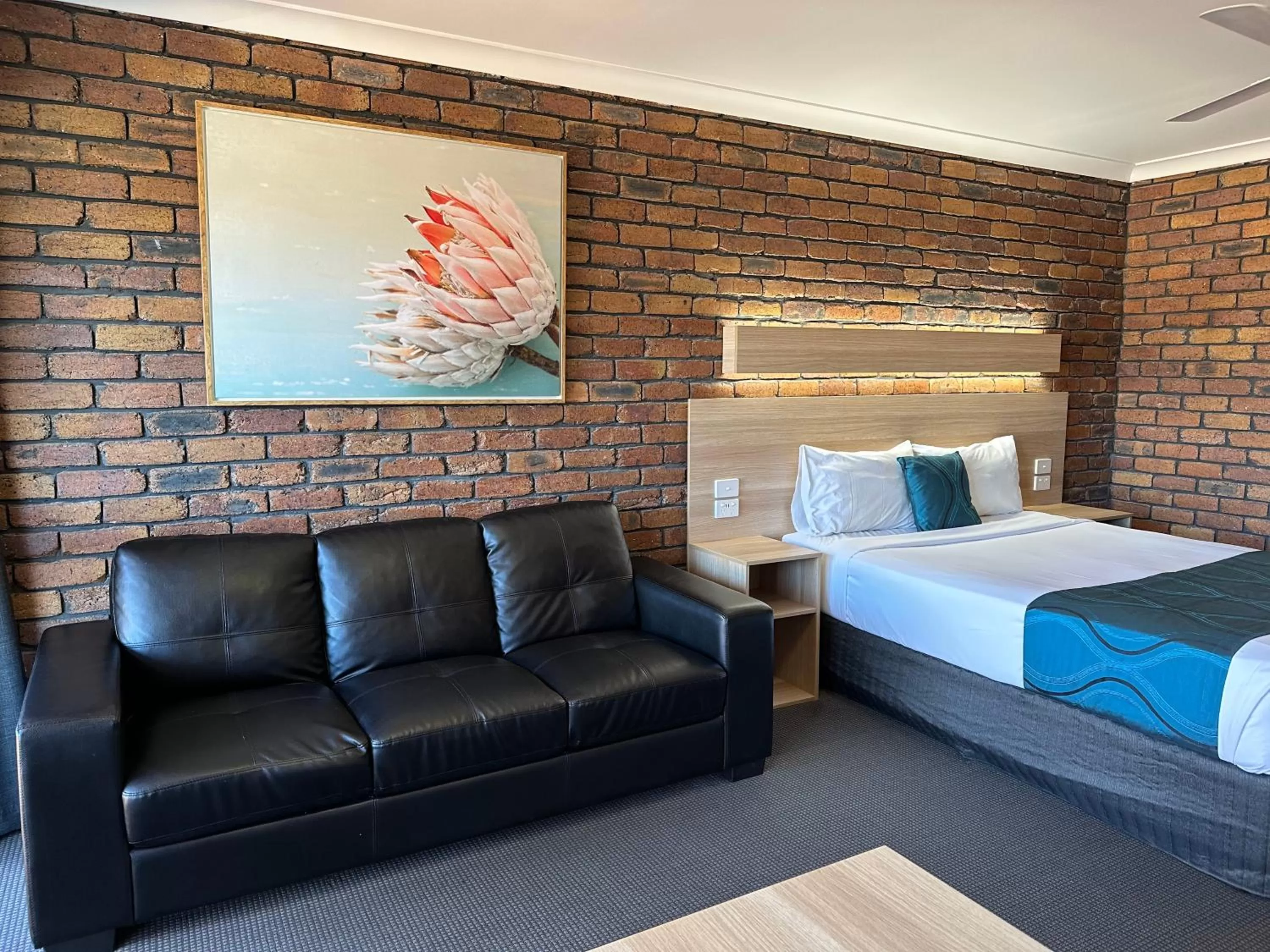 Seating area, Bed in Logan City Motor Inn
