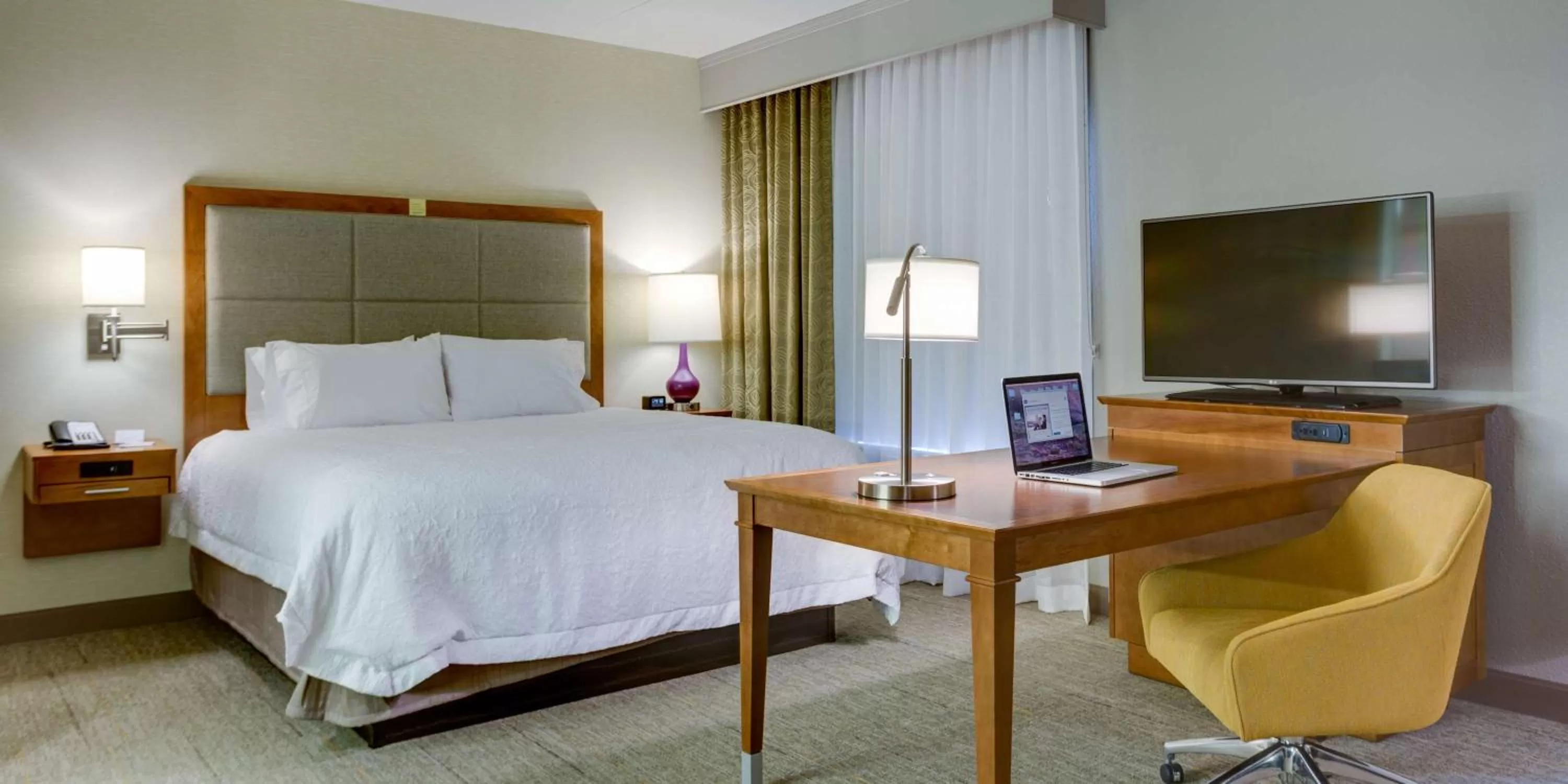 Bed in Hampton Inn & Suites - Knoxville Papermill Drive, TN