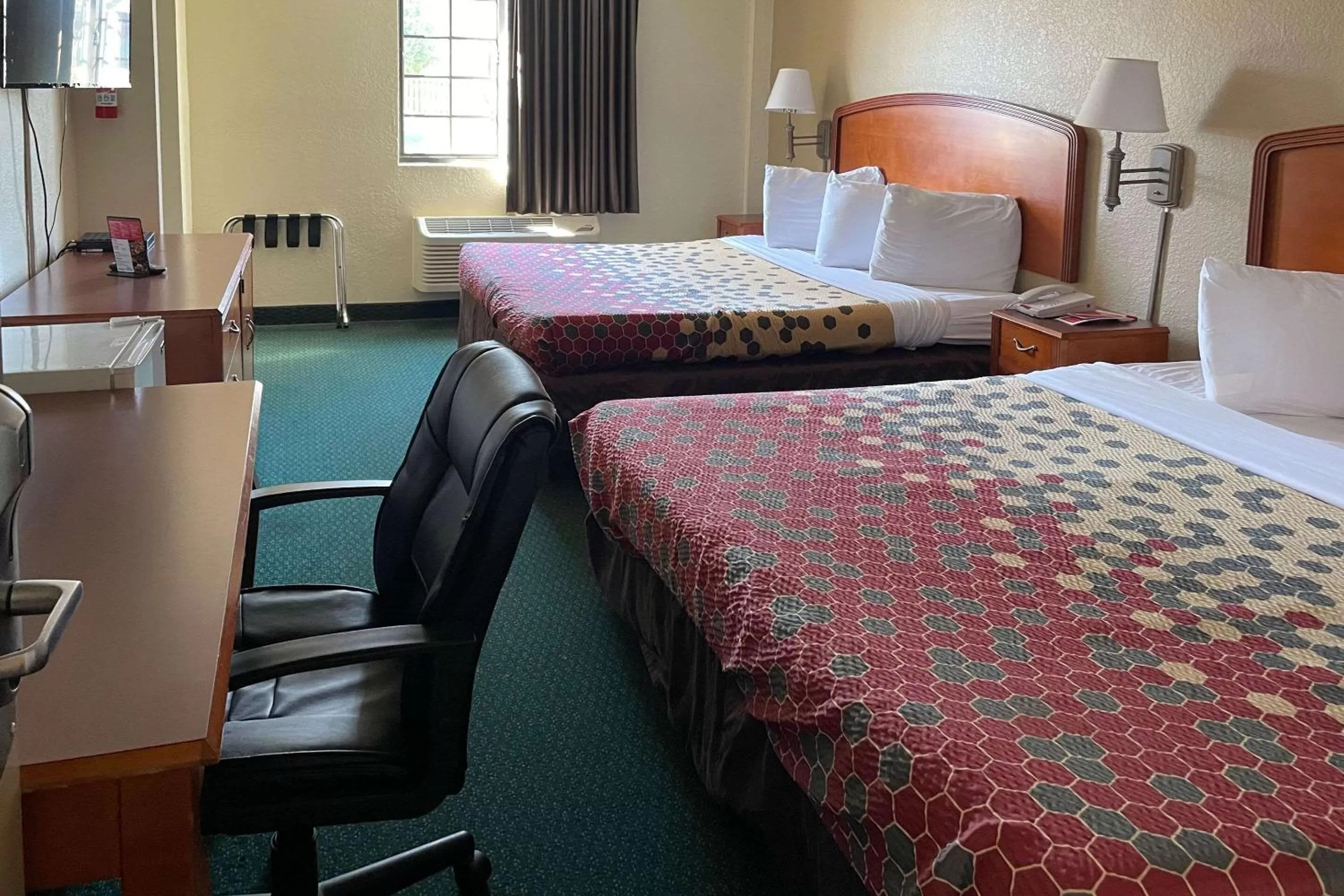 Bedroom, Bed in Econo Lodge