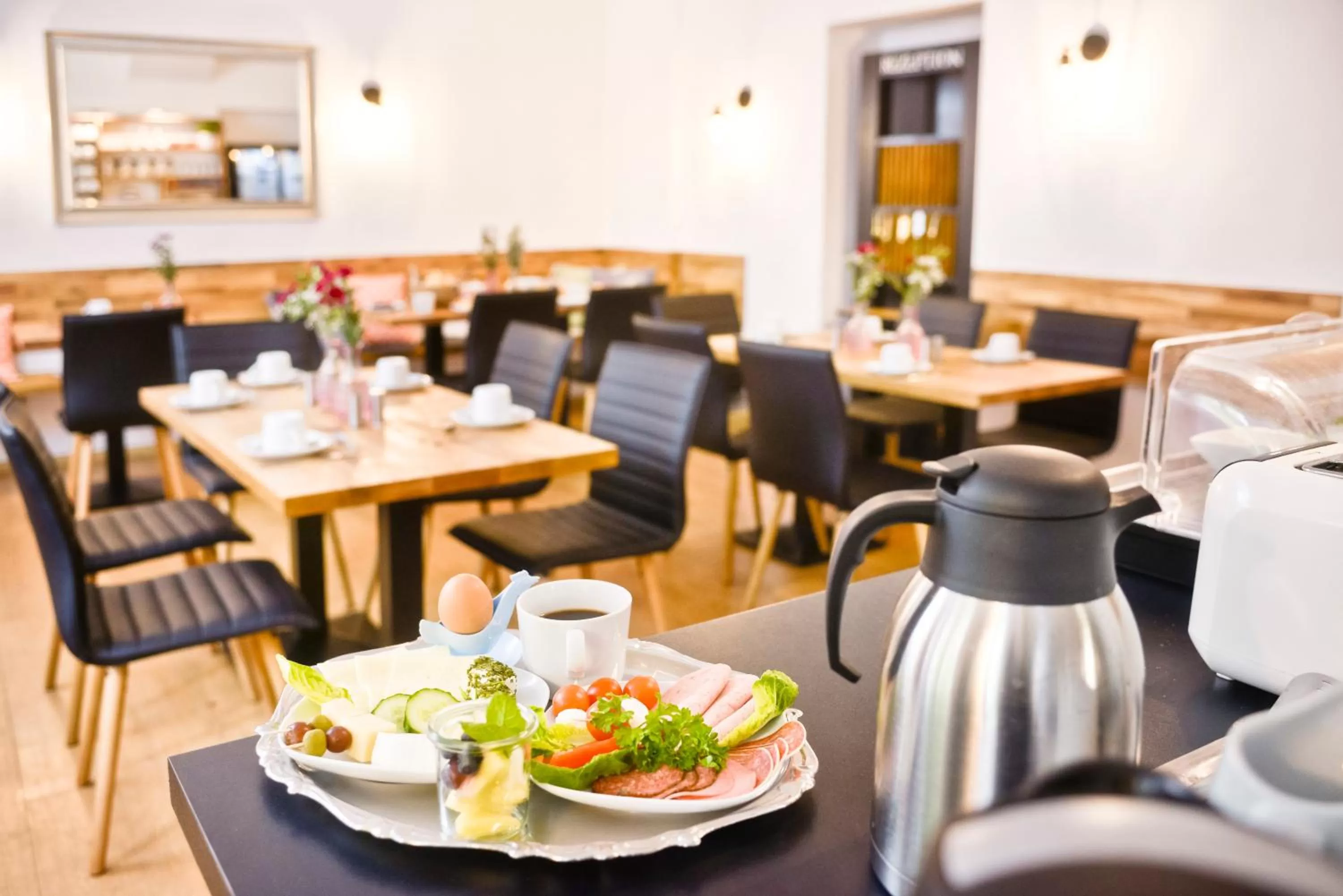 Restaurant/places to eat in Old Town Hotel