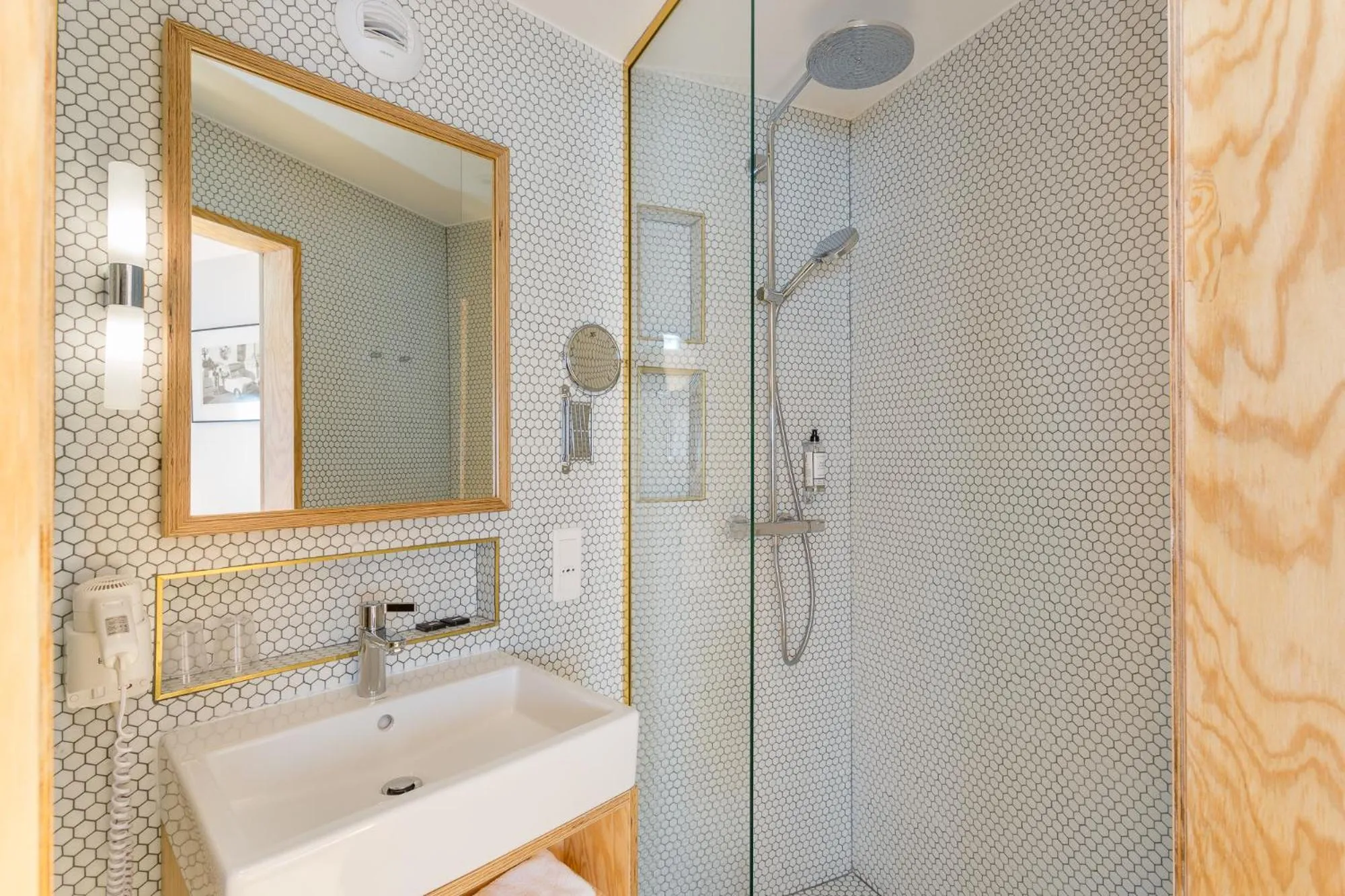 Bathroom in Hôtel Montholon