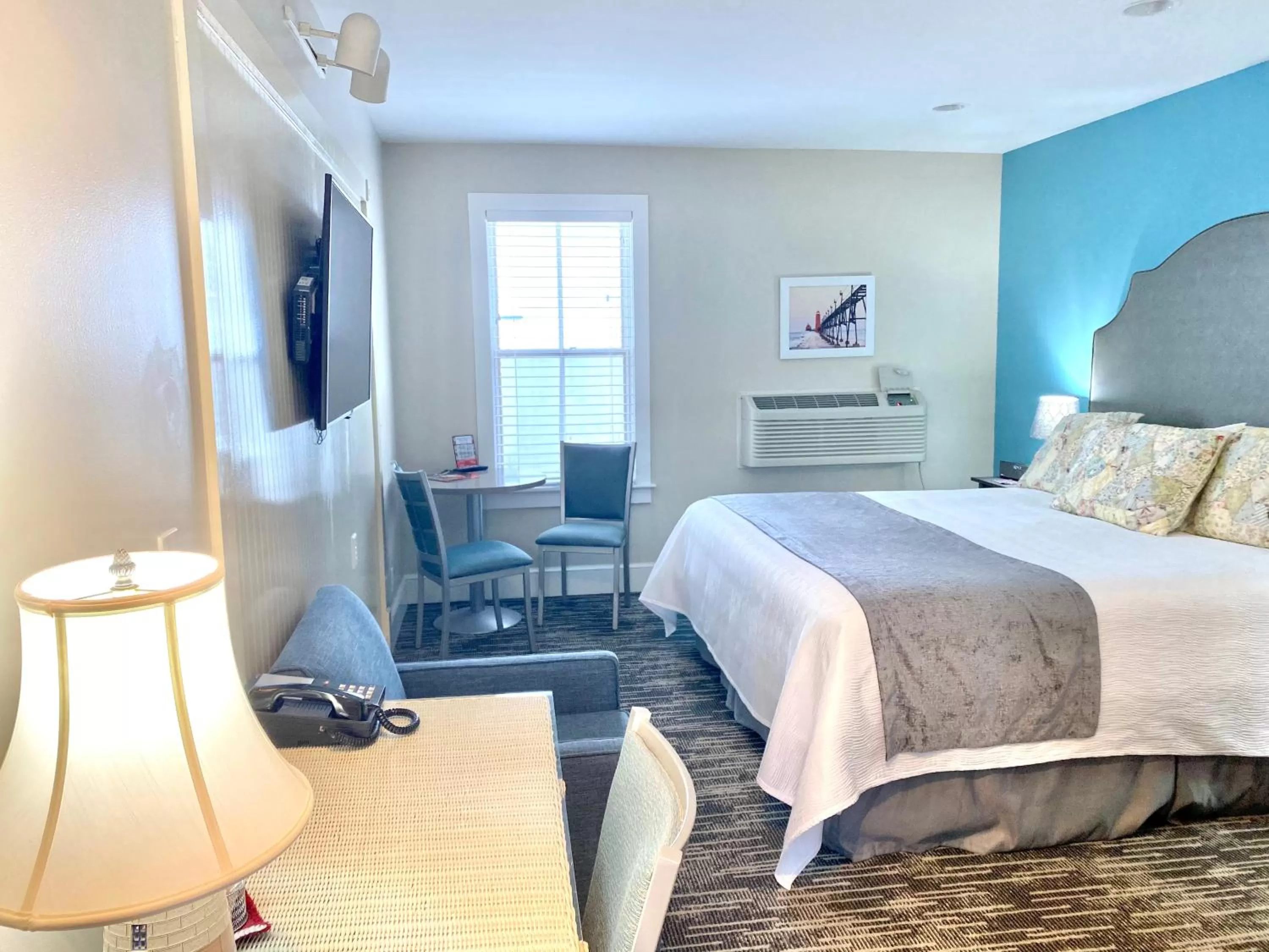 Bed in Harbor House Inn