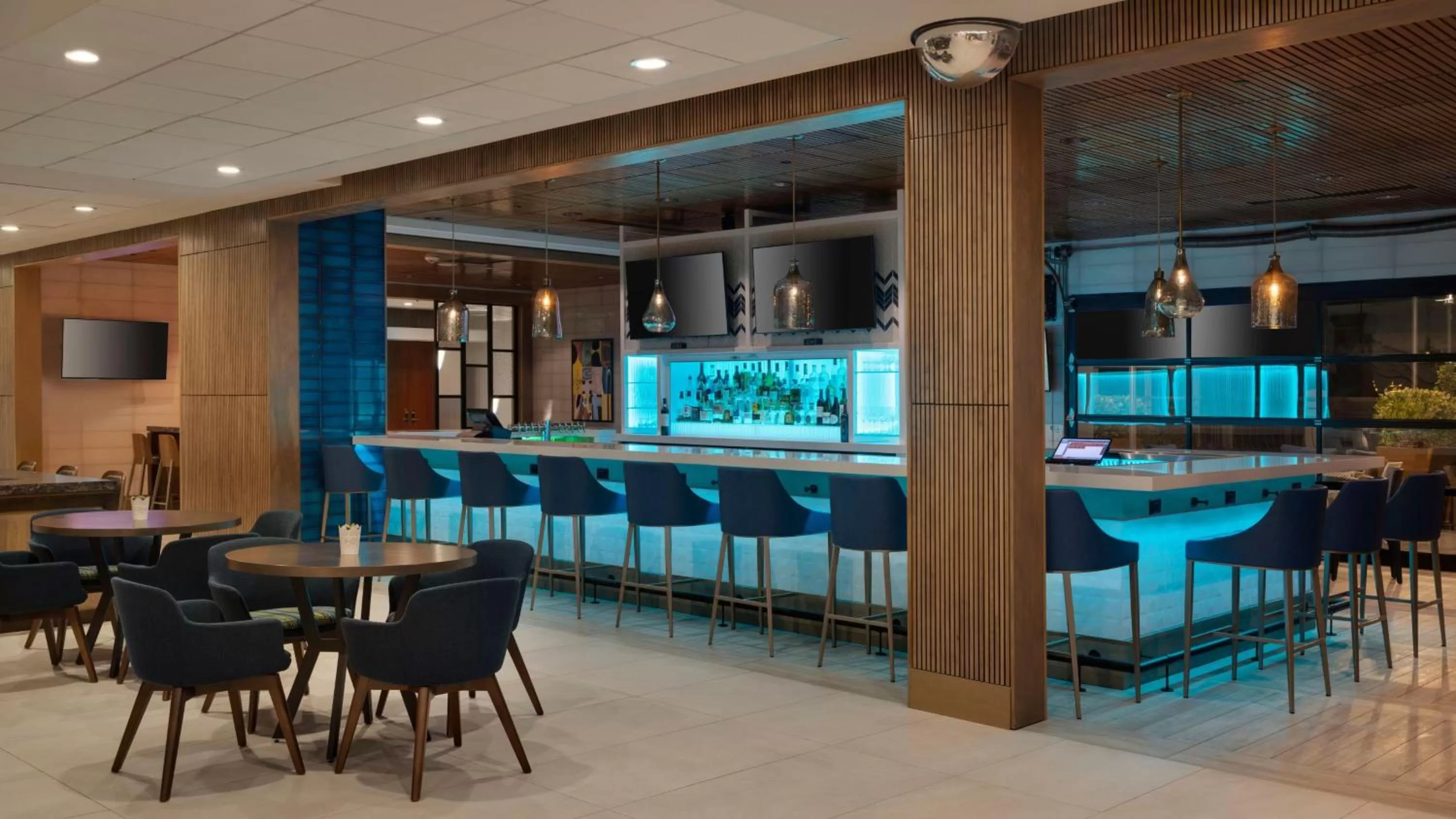 Lounge or bar in Holiday Inn San Jose-Silicon Valley by IHG