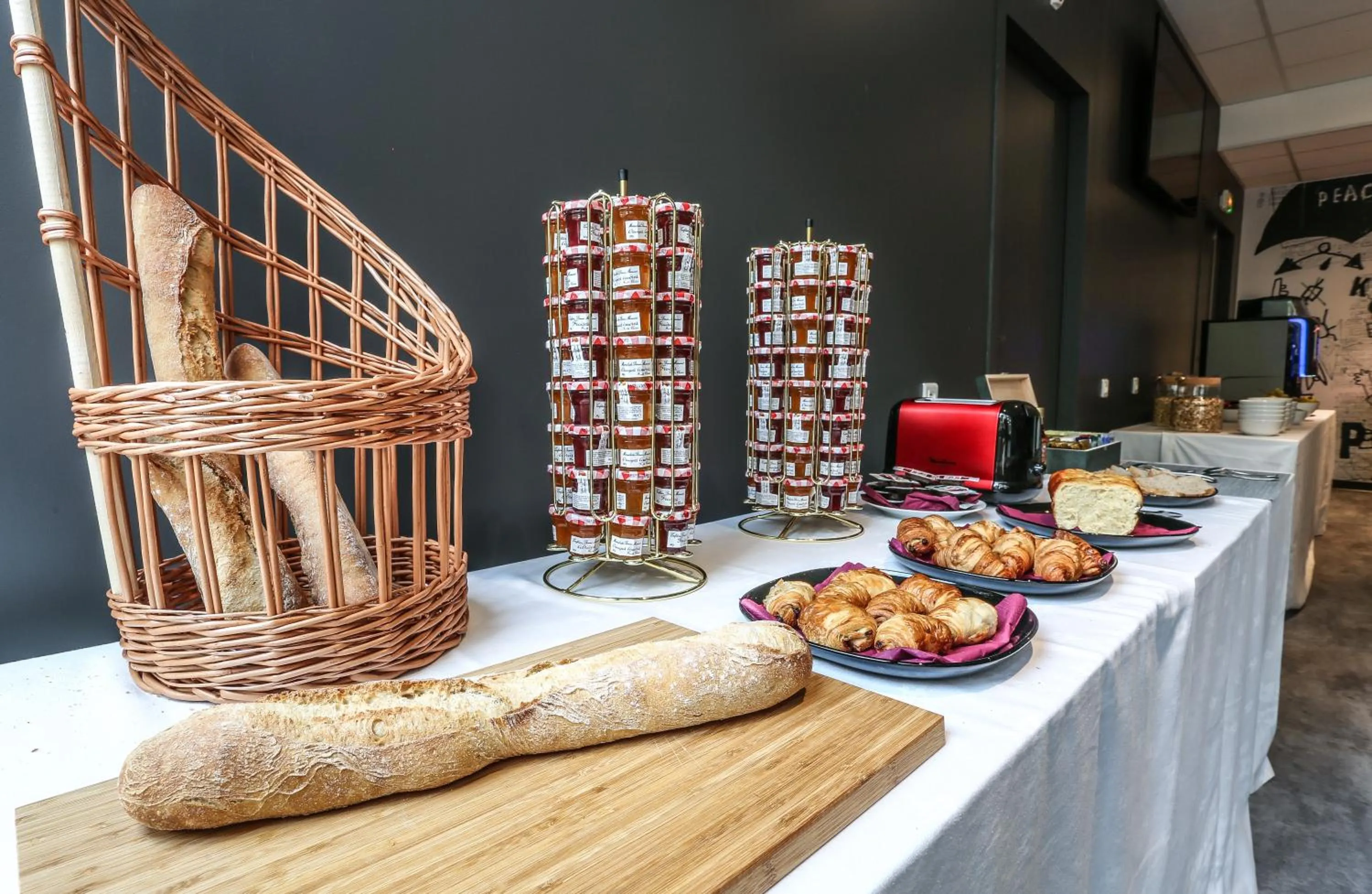 Restaurant/places to eat in Arena Hotel La Defense