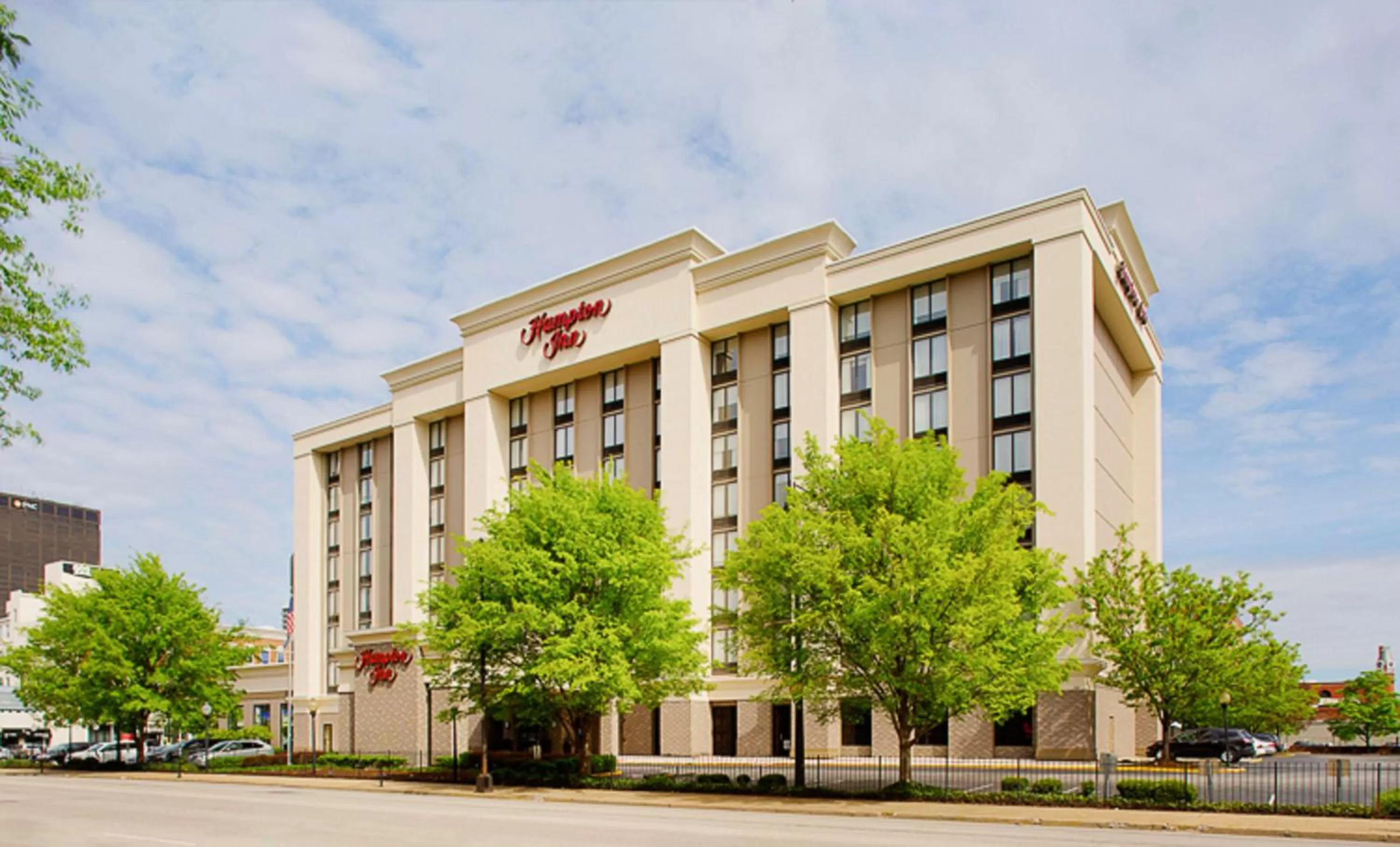 Property building in Hampton Inn Louisville Downtown