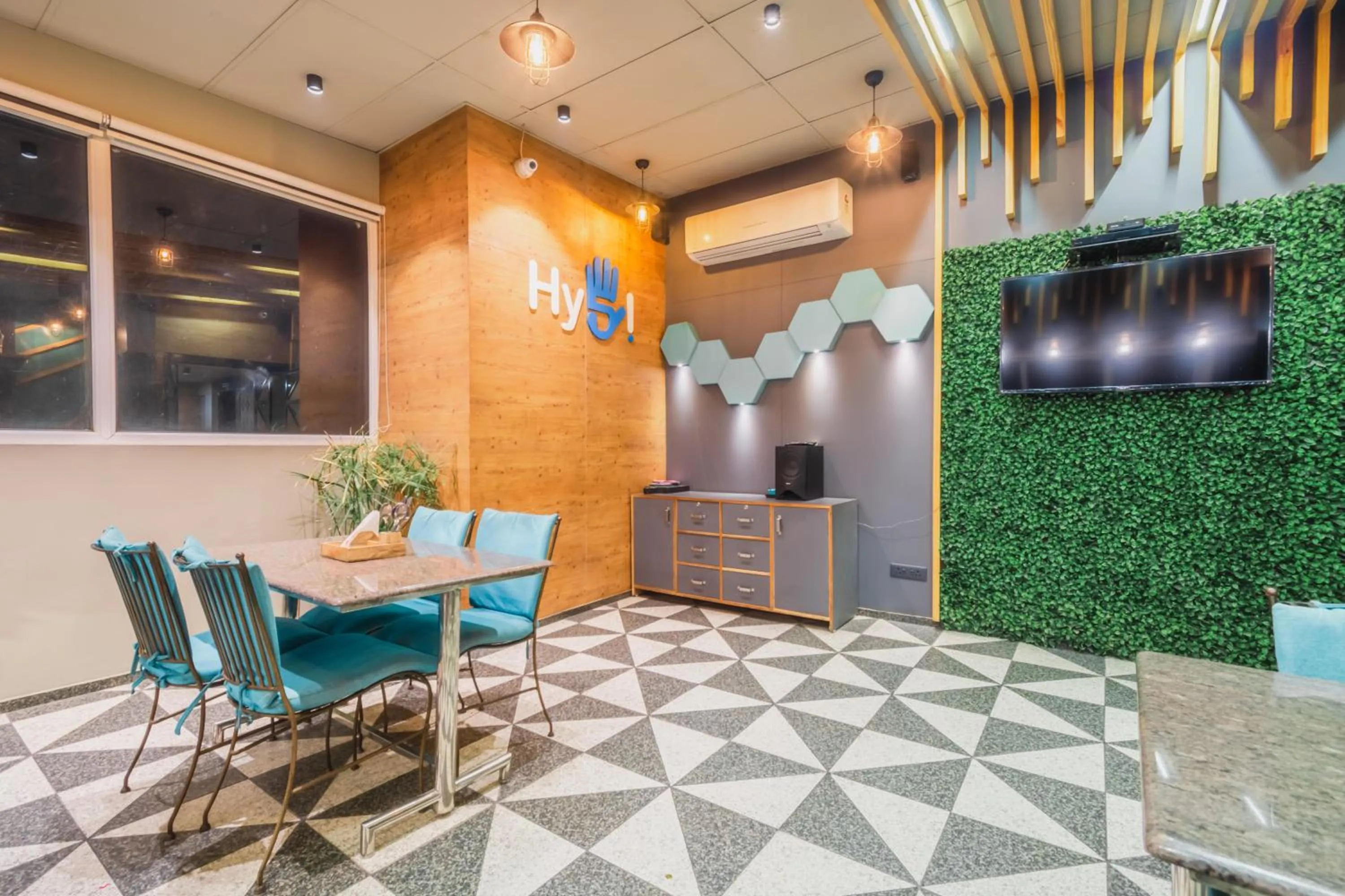 Restaurant/places to eat in Hotel Sunday Inn