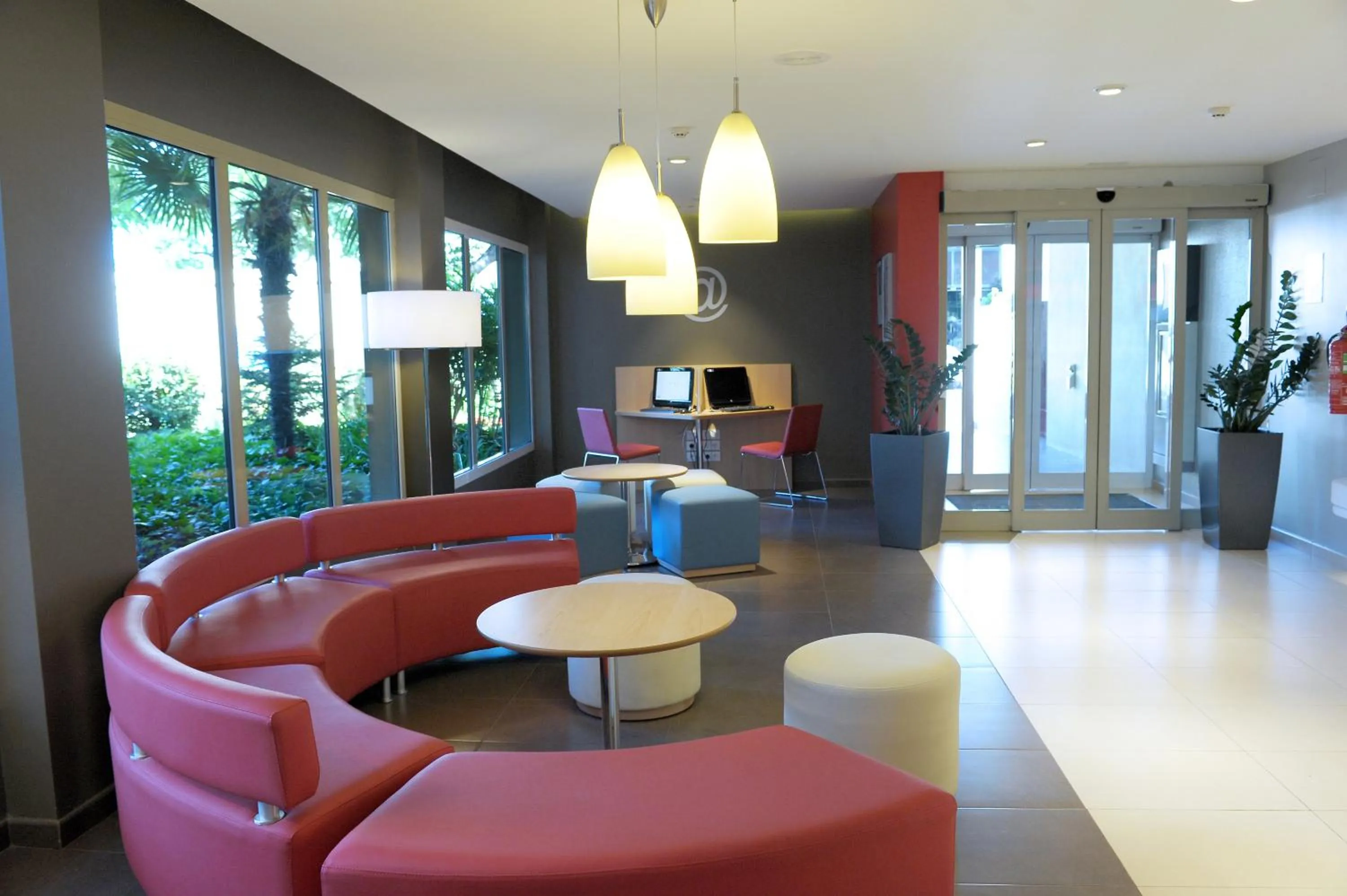 Lobby or reception in Ibis Cornella