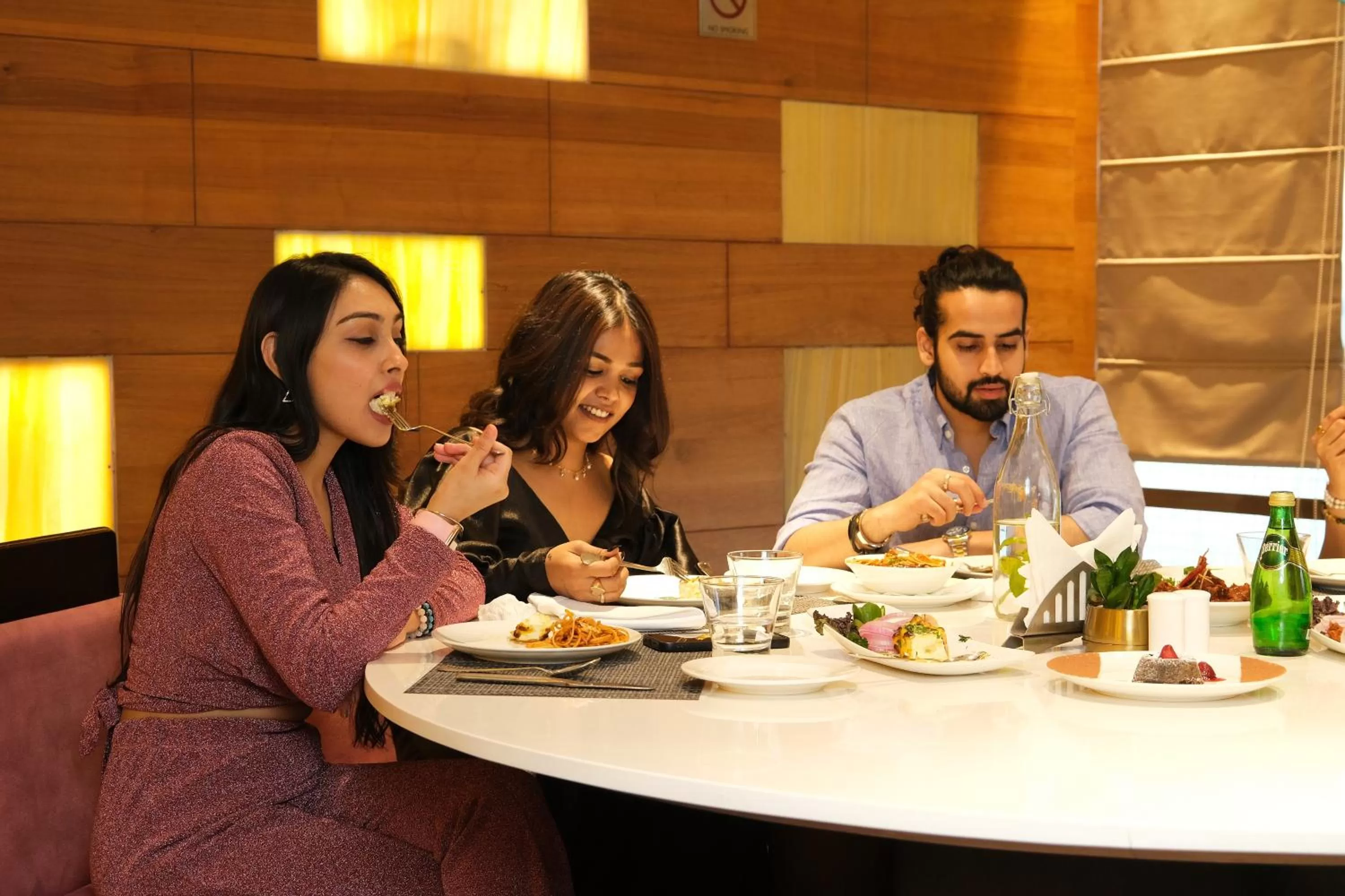 Restaurant/places to eat in Radisson Udaipur