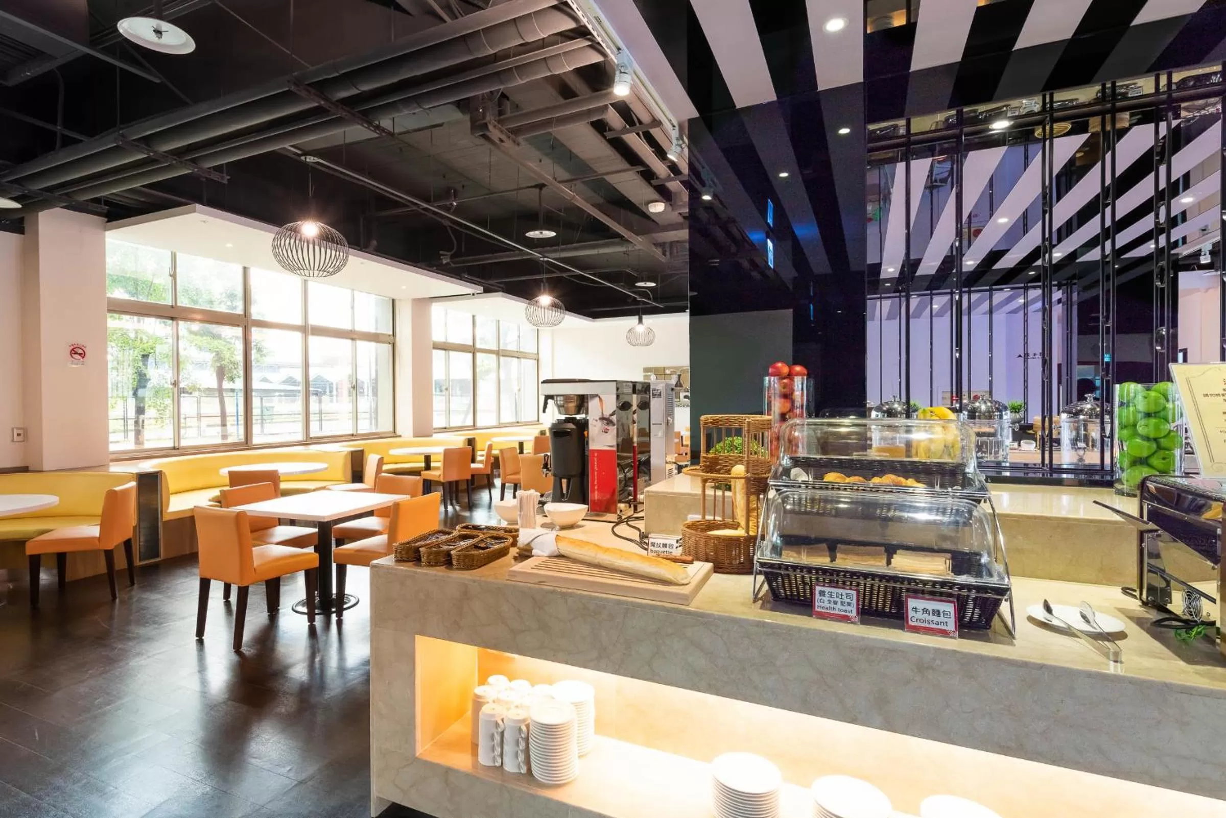 Restaurant/places to eat in Holiday Garden Hotel SKM Park