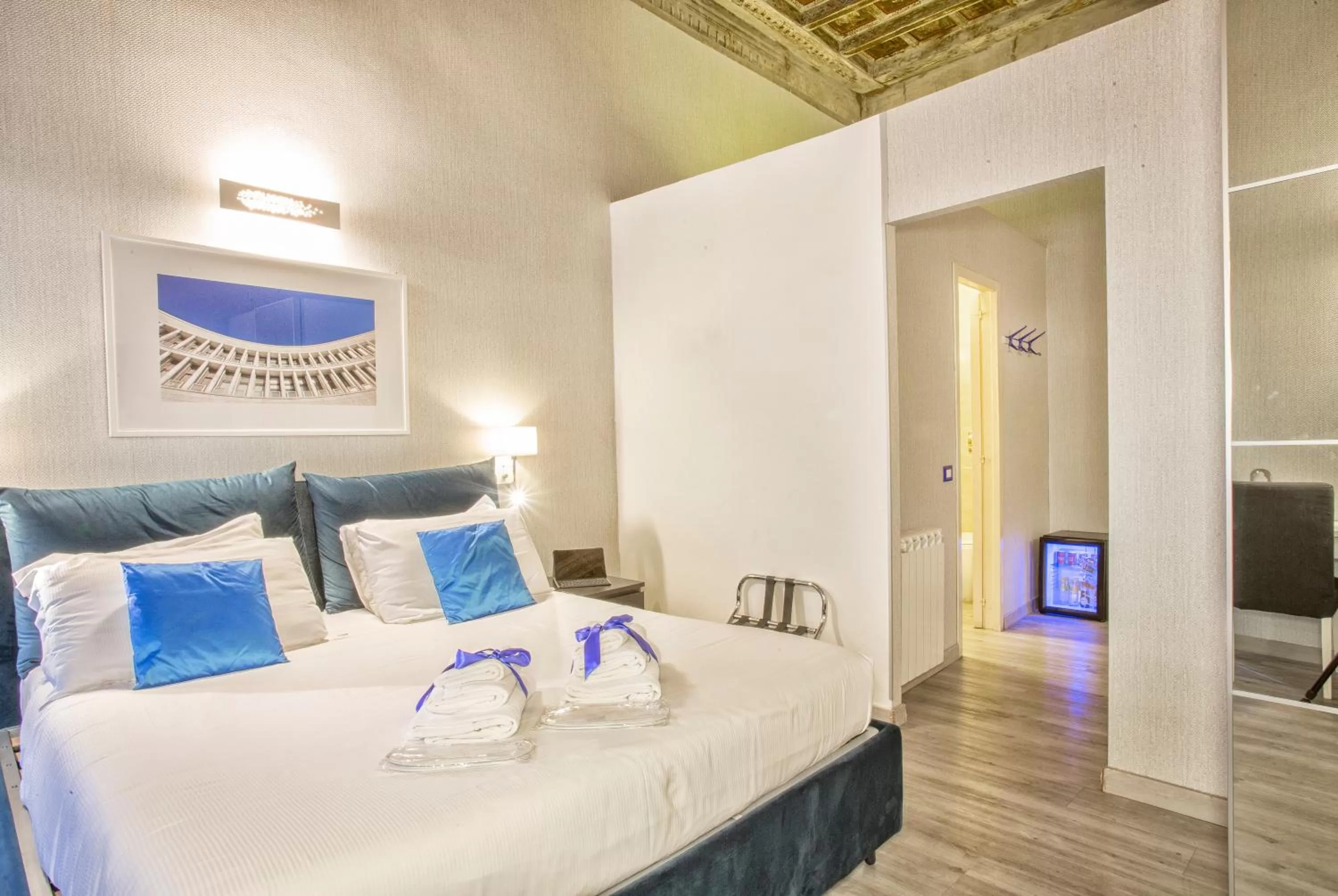 Photo of the whole room, Bed in History Suite