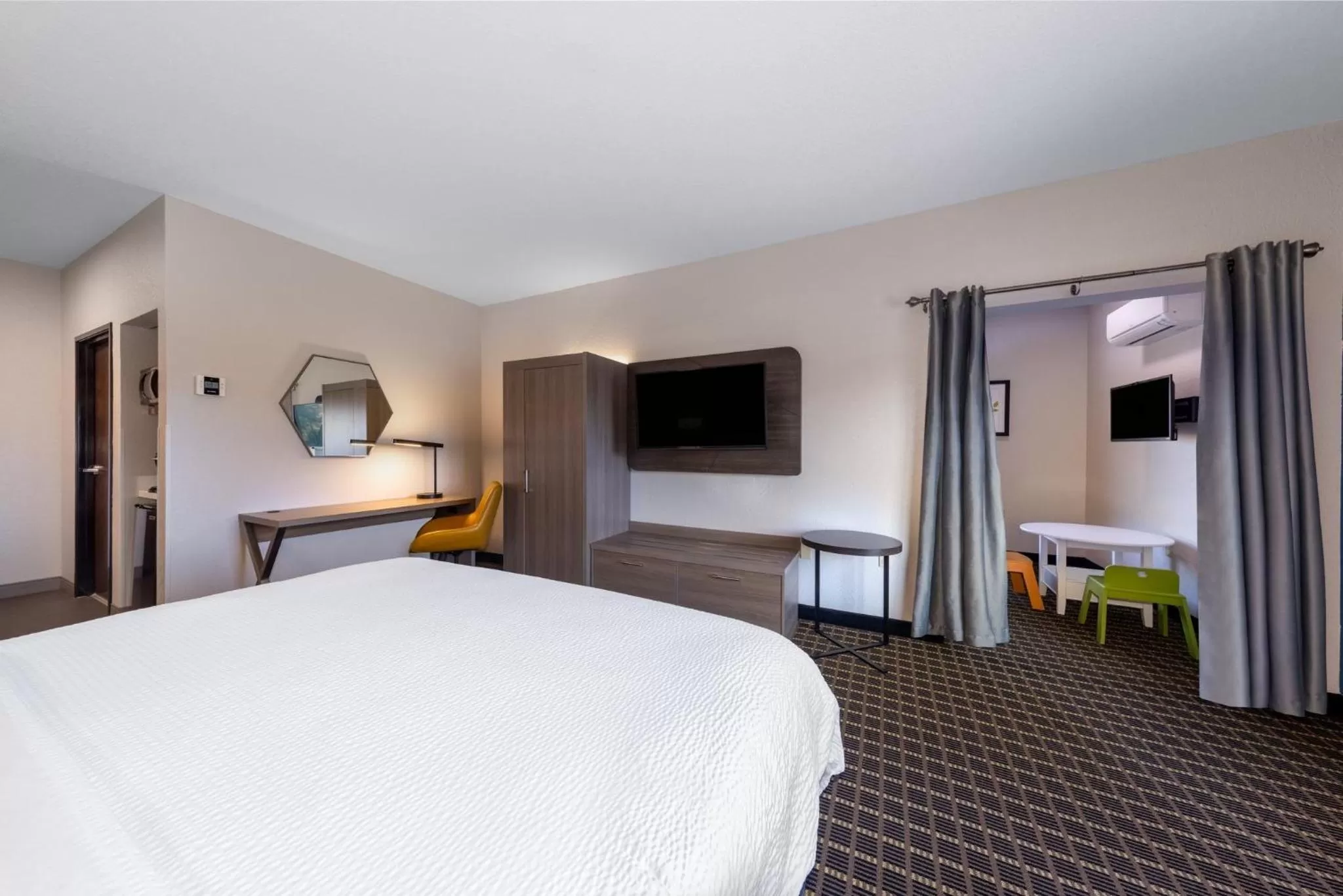 Photo of the whole room, Bed in Holiday Inn Express & Suites Pittsburg by IHG