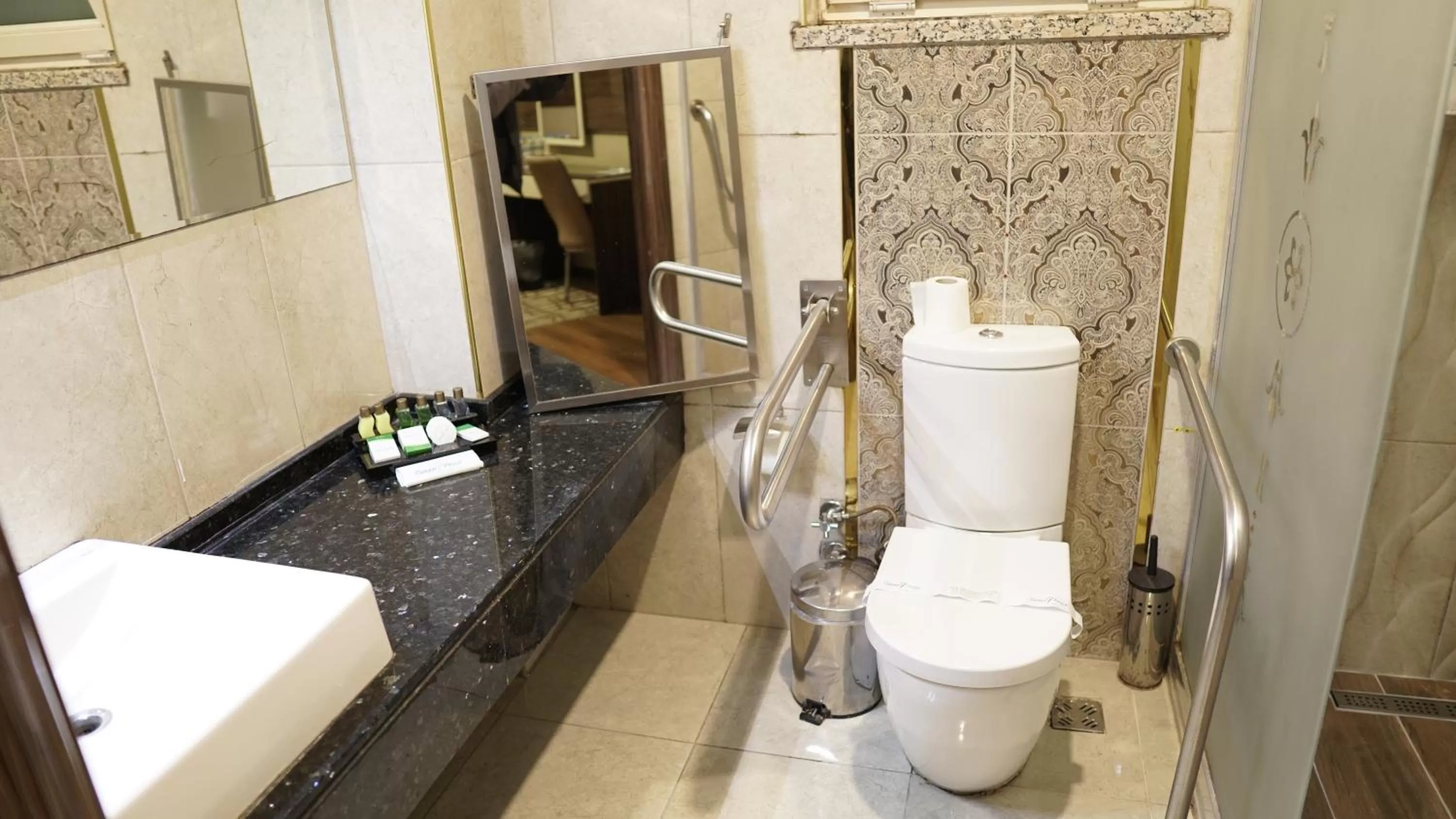 Shower in Green Prusa Hotel