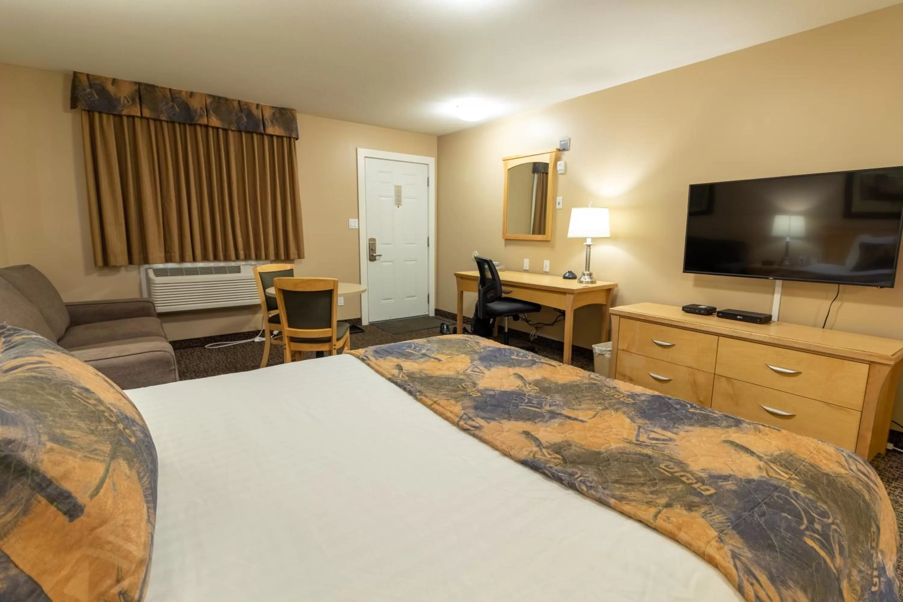 TV and multimedia, Bed in BCMInns - Fort McMurray - Rusty's