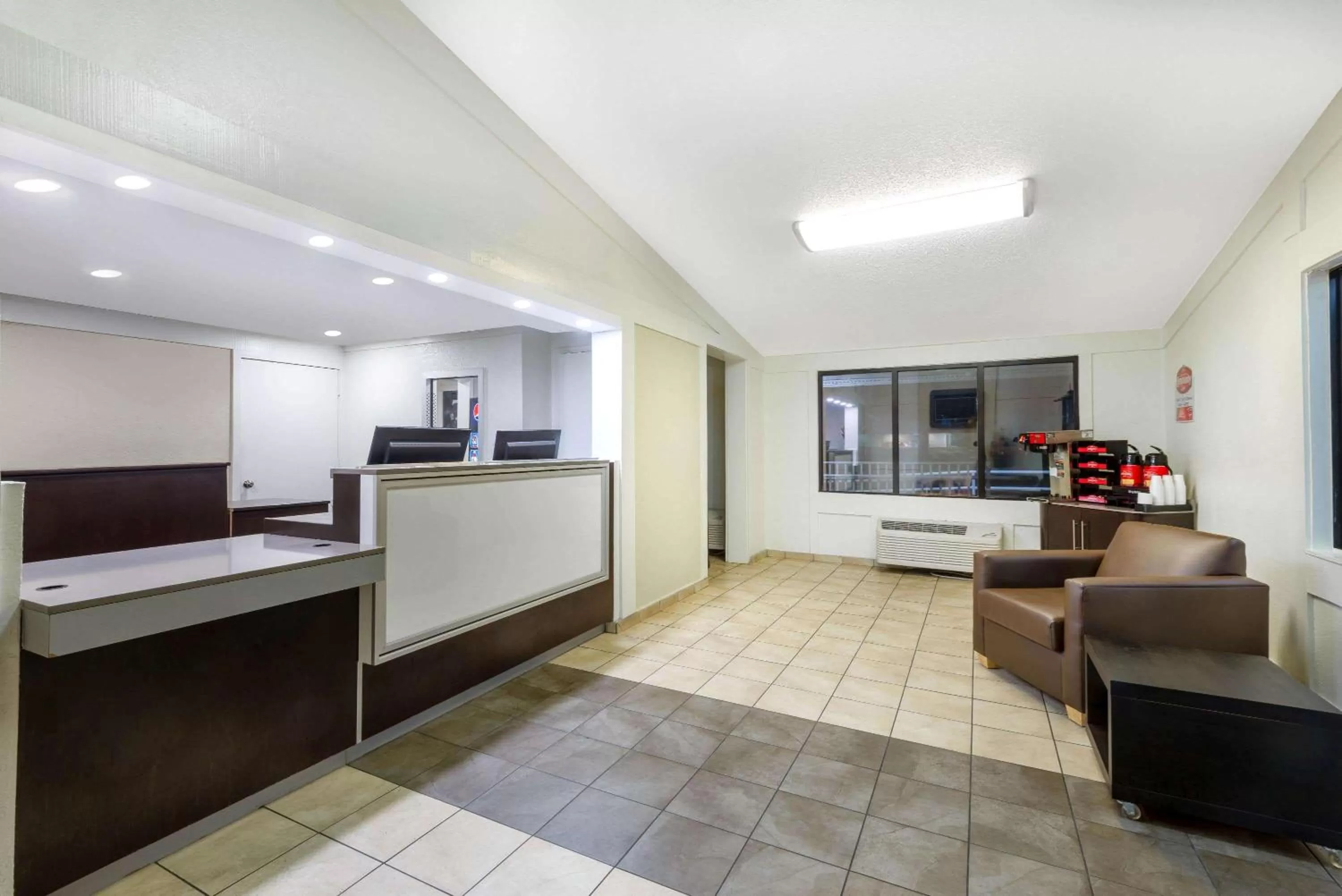 Lobby or reception in Travelodge by Wyndham Essington / Philadelphia Airport