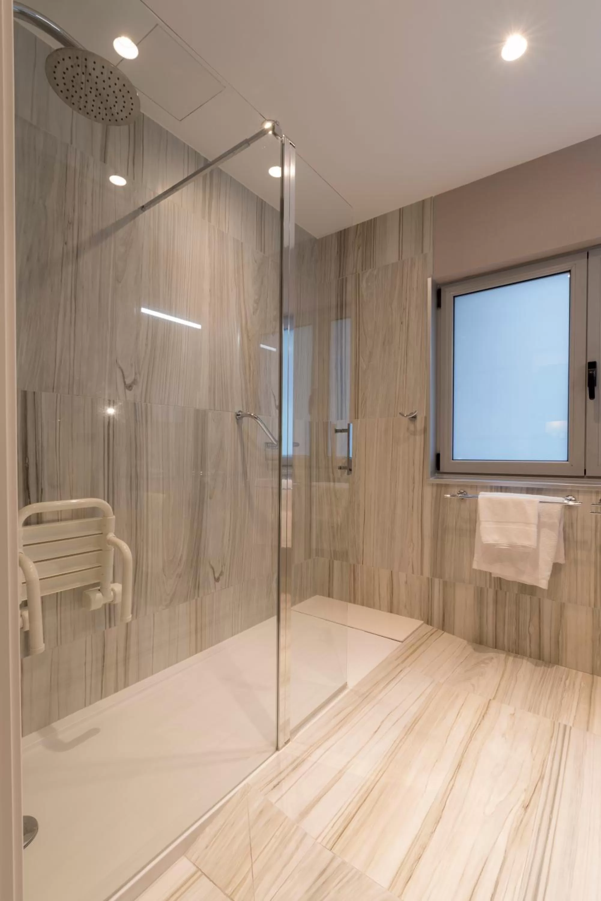 Facility for disabled guests in Hotel Plaza