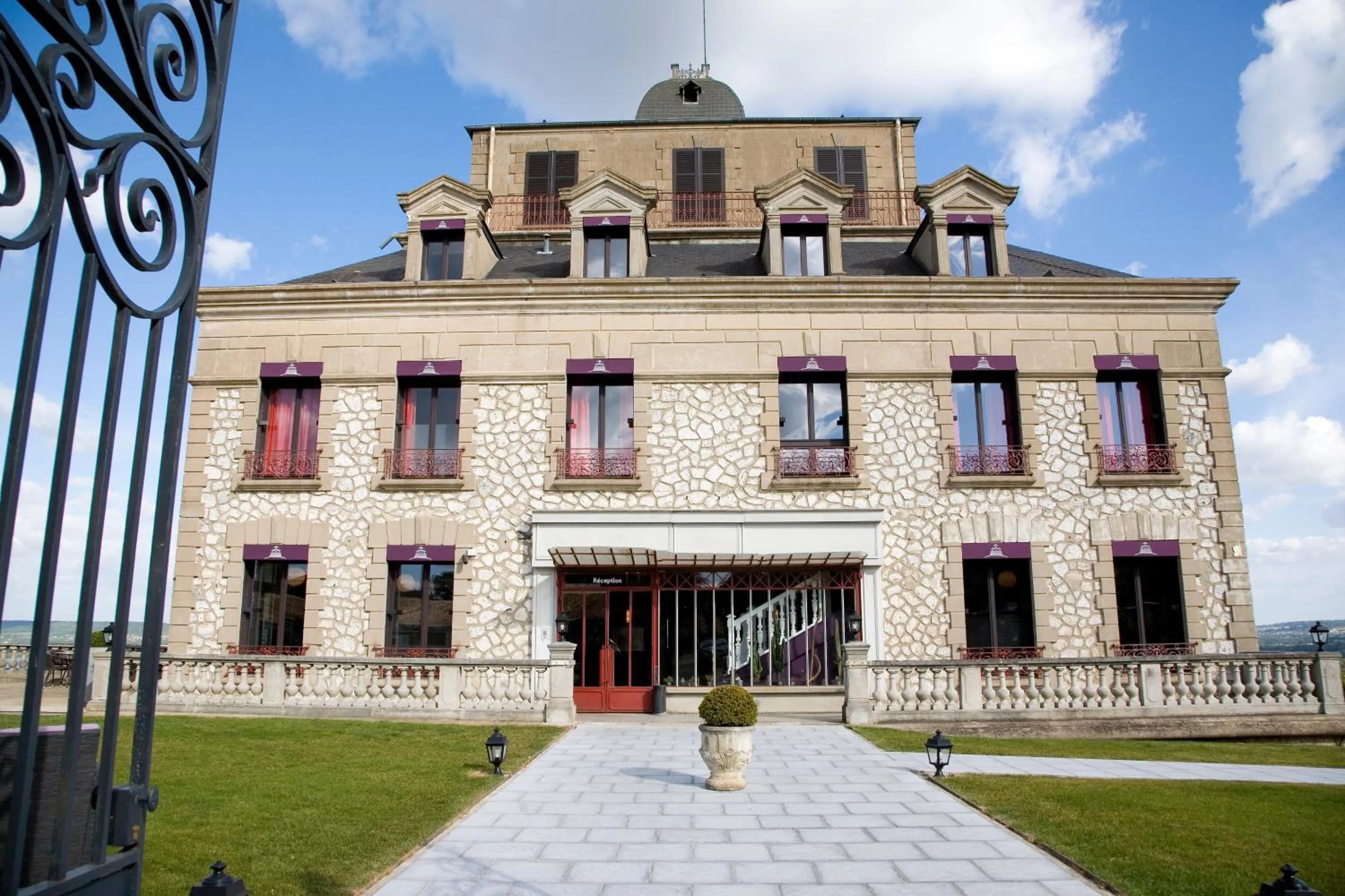 Facade/entrance in Domaine De La Corniche