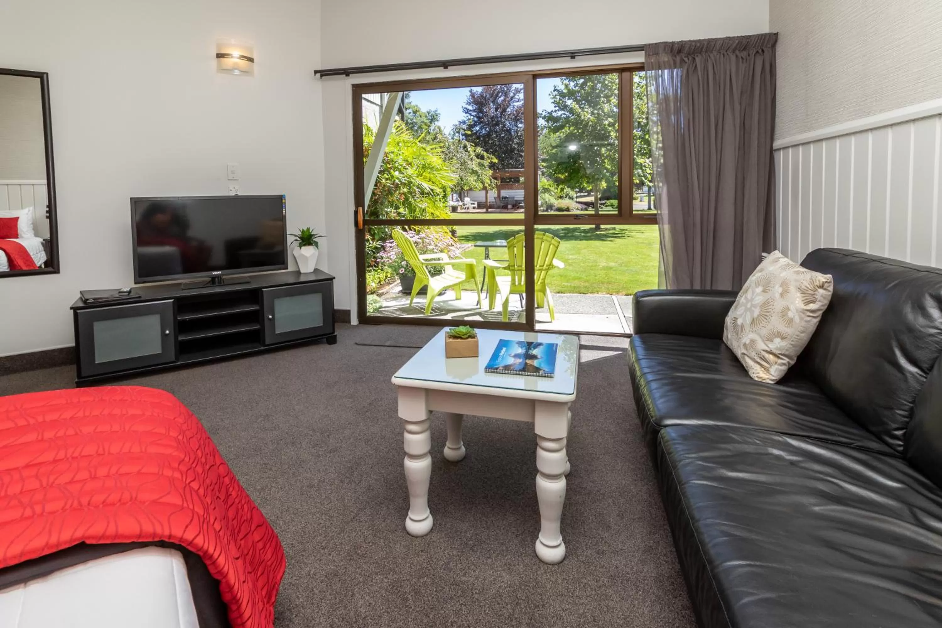 Living room in ASURE Explorer Motel & Apartments