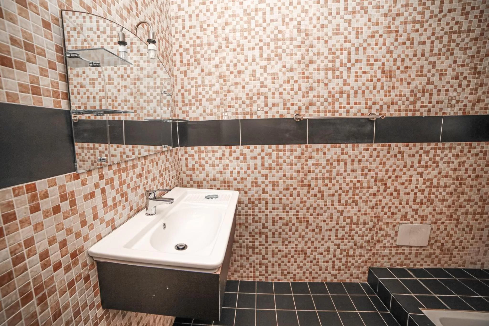 Shower in Fini Hotel Bobende