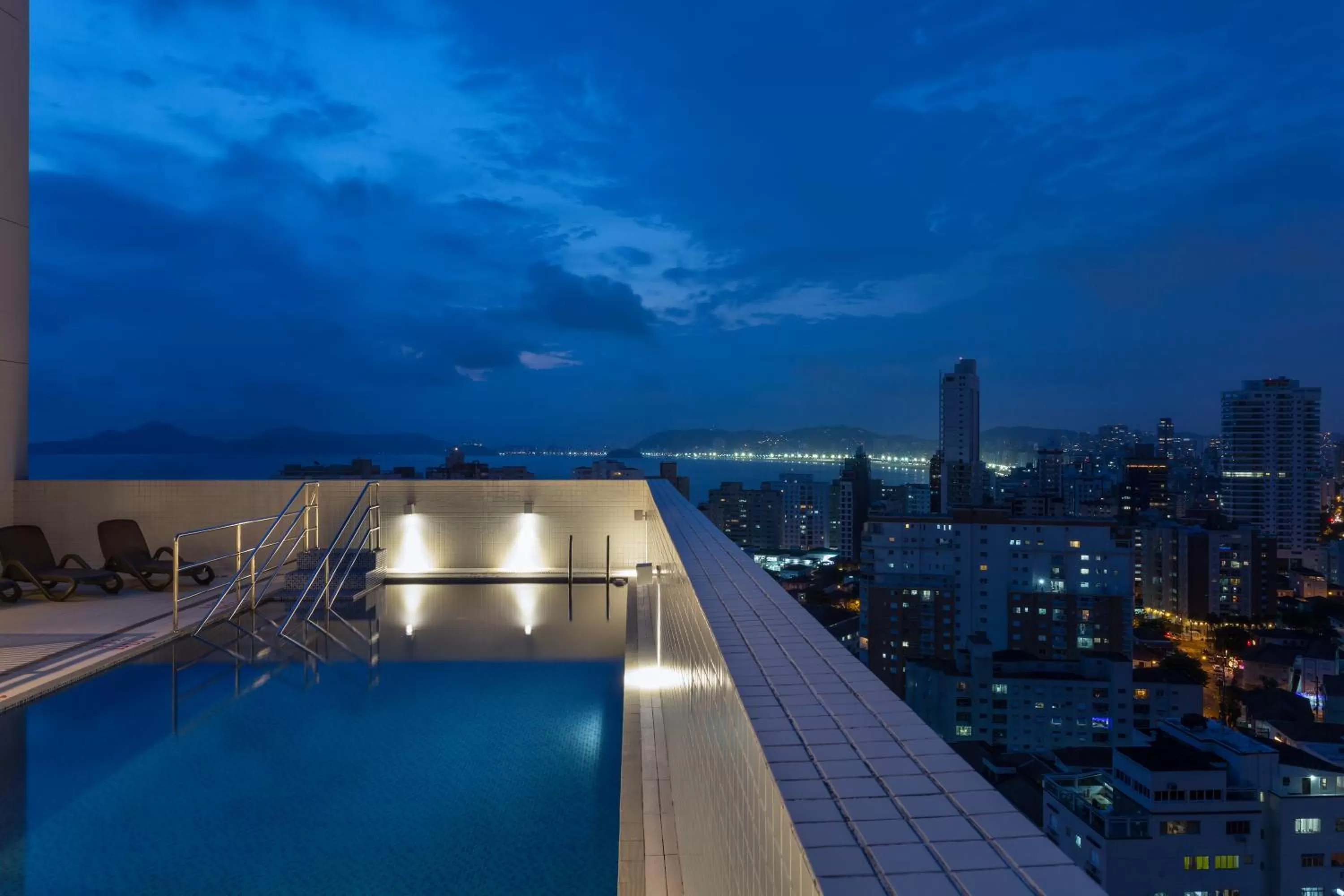 Swimming pool in Comfort Hotel Santos