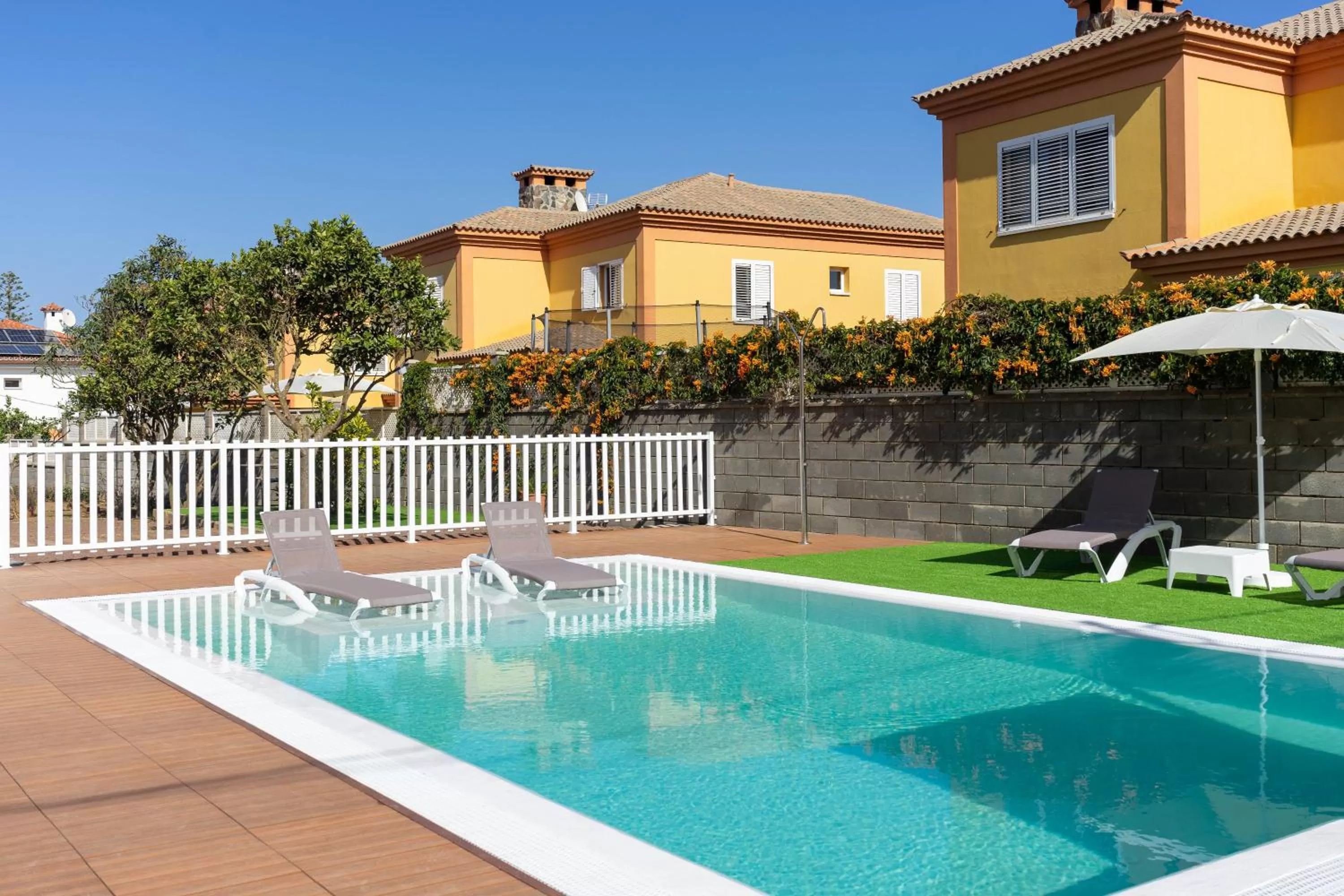 Swimming pool in Albor Suites