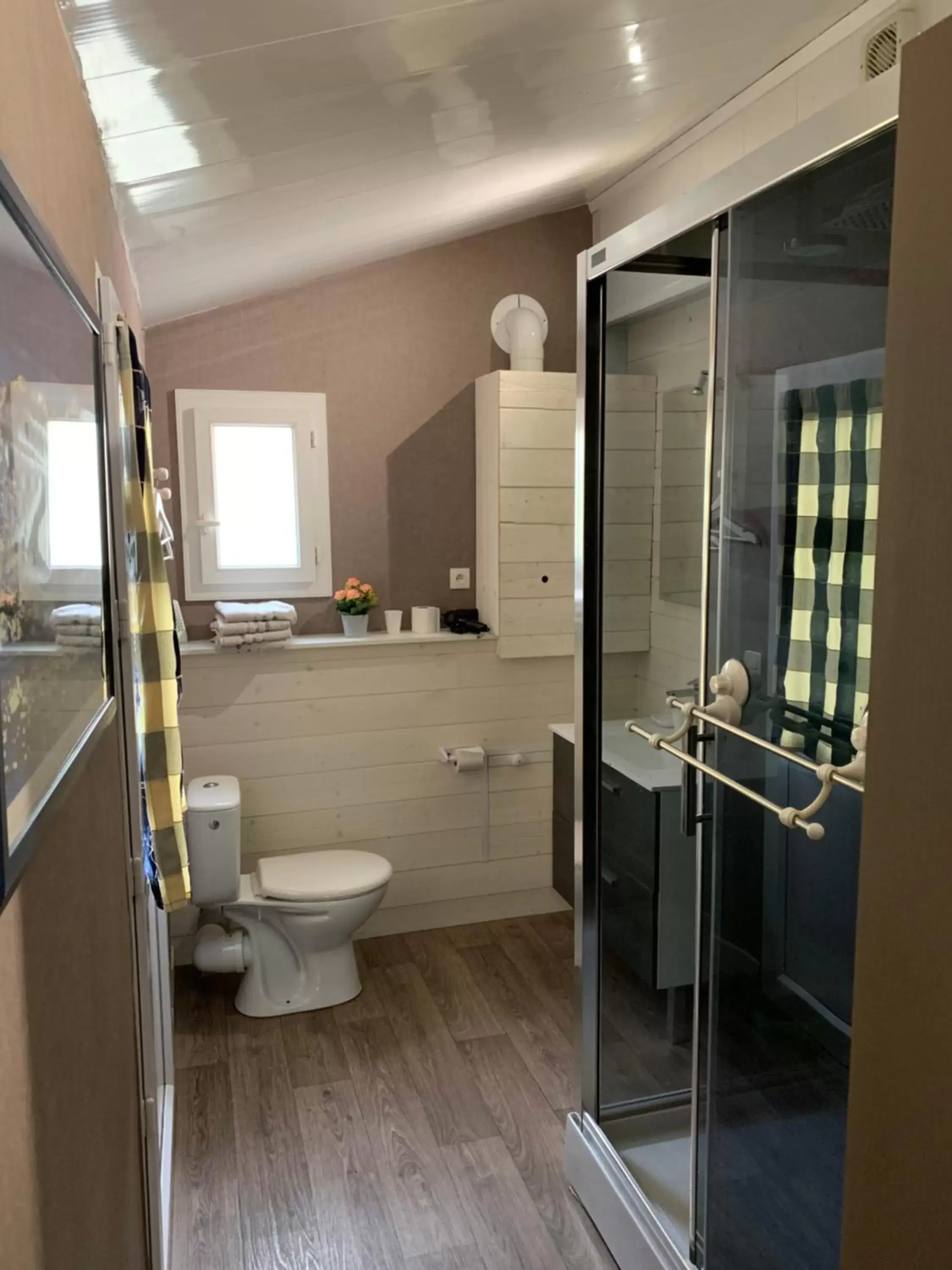 Family Room with Private Bathroom in Chambres d'hôtes de l'Eglise Family Room with Private Bathroom in Chambres d'hôtes de l'Eglise