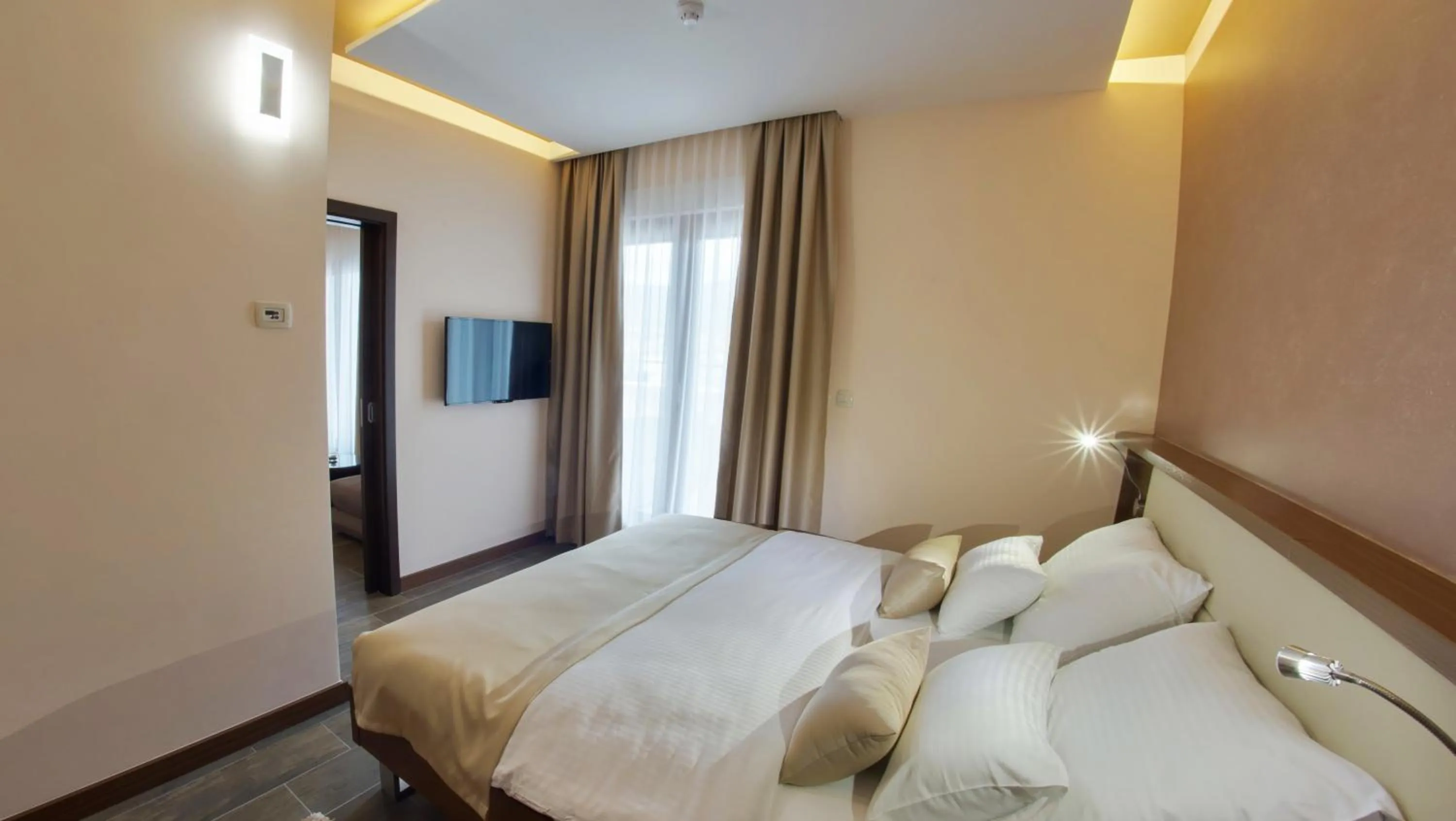 TV and multimedia, Bed in Hotel Mostar