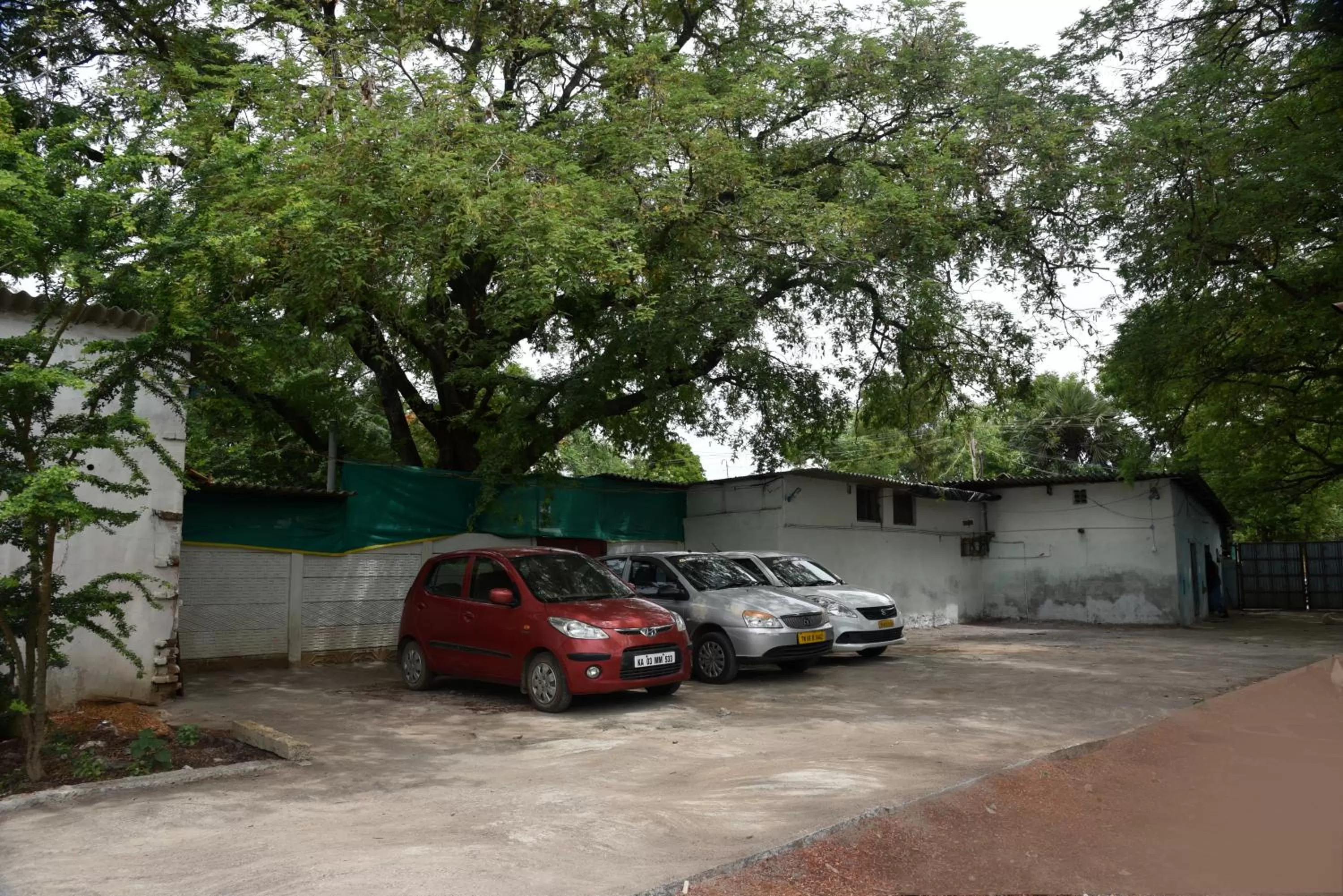 Parking in Kumbakonam Inn Hotels - Kumbakonam Inn Stay