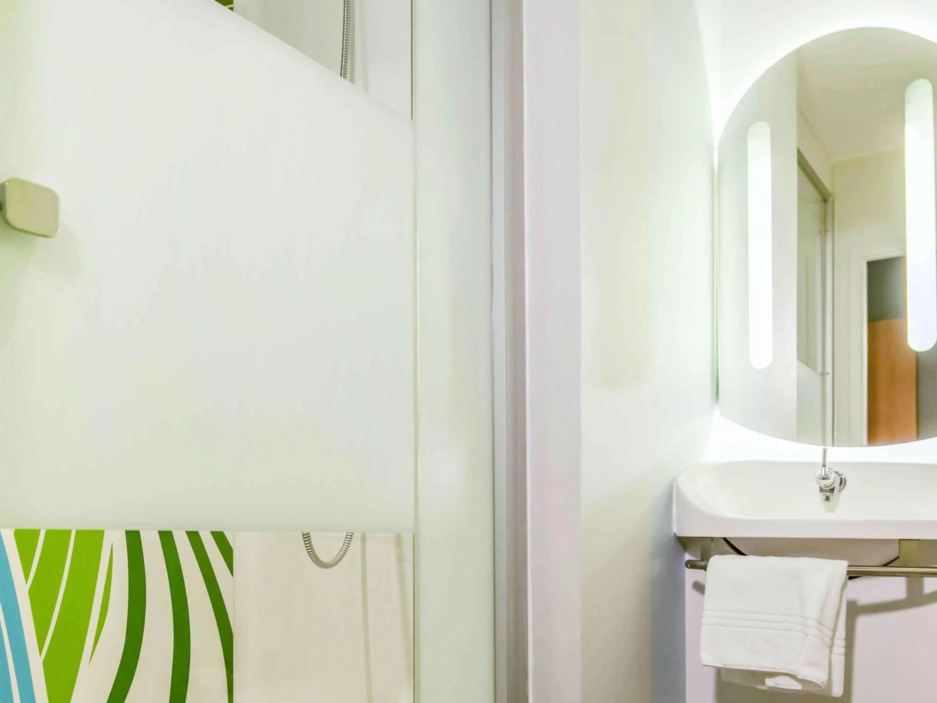 Photo of the whole room in Ibis Budget Porte de Camargue