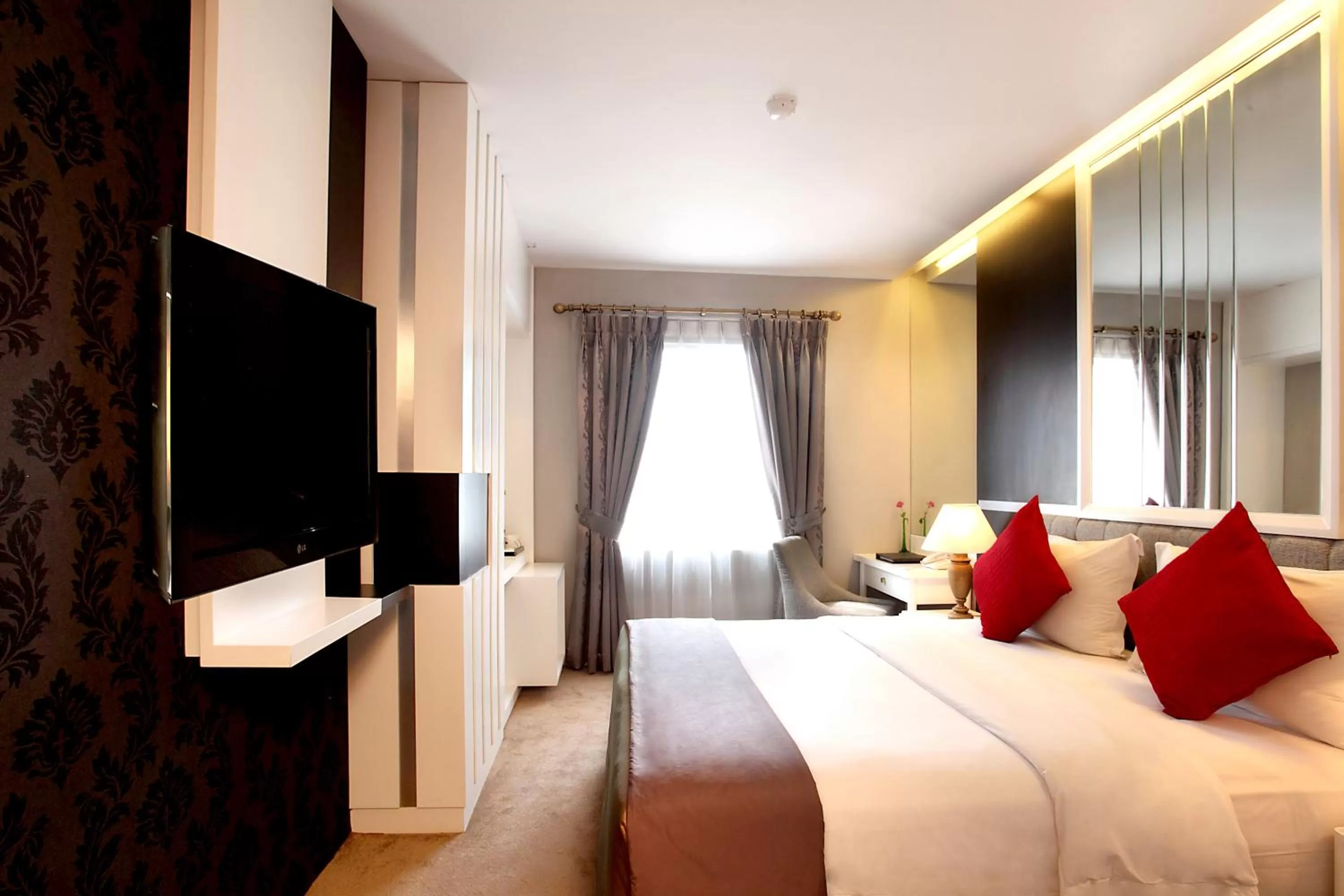 Photo of the whole room, Bed in Gino Feruci Braga by KAGUM Hotels