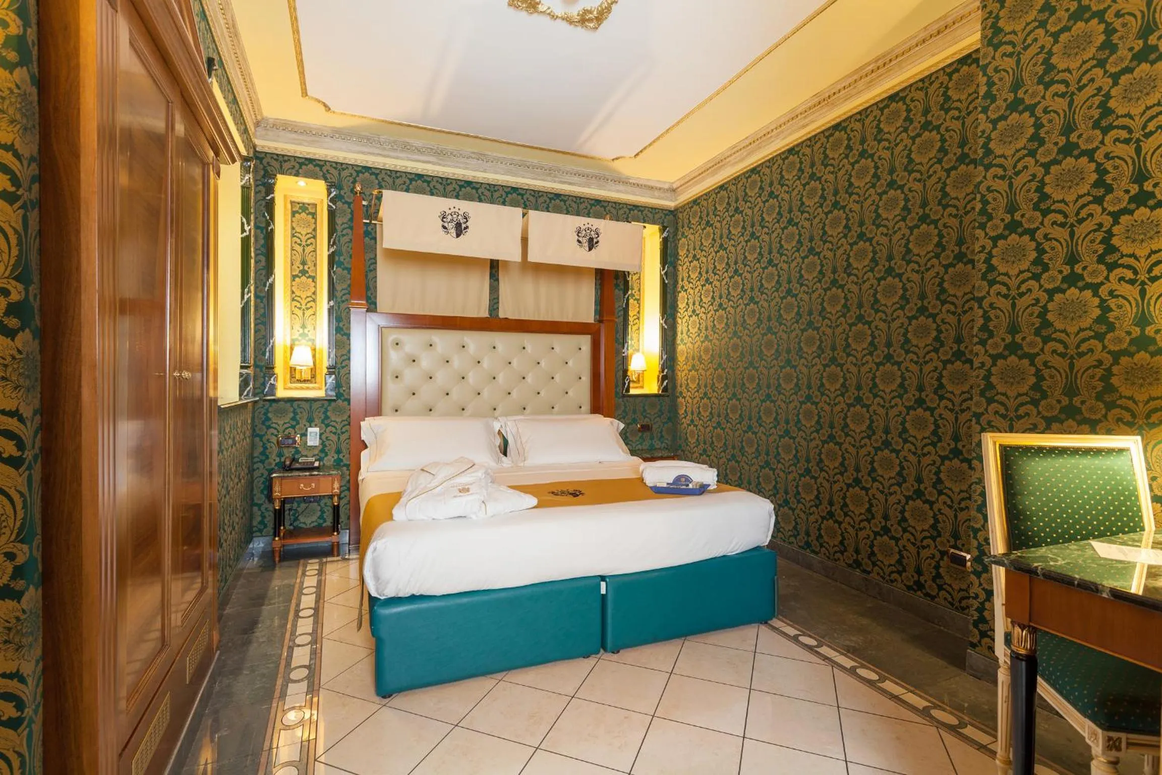 Bed in Hotel Manfredi Suite In Rome