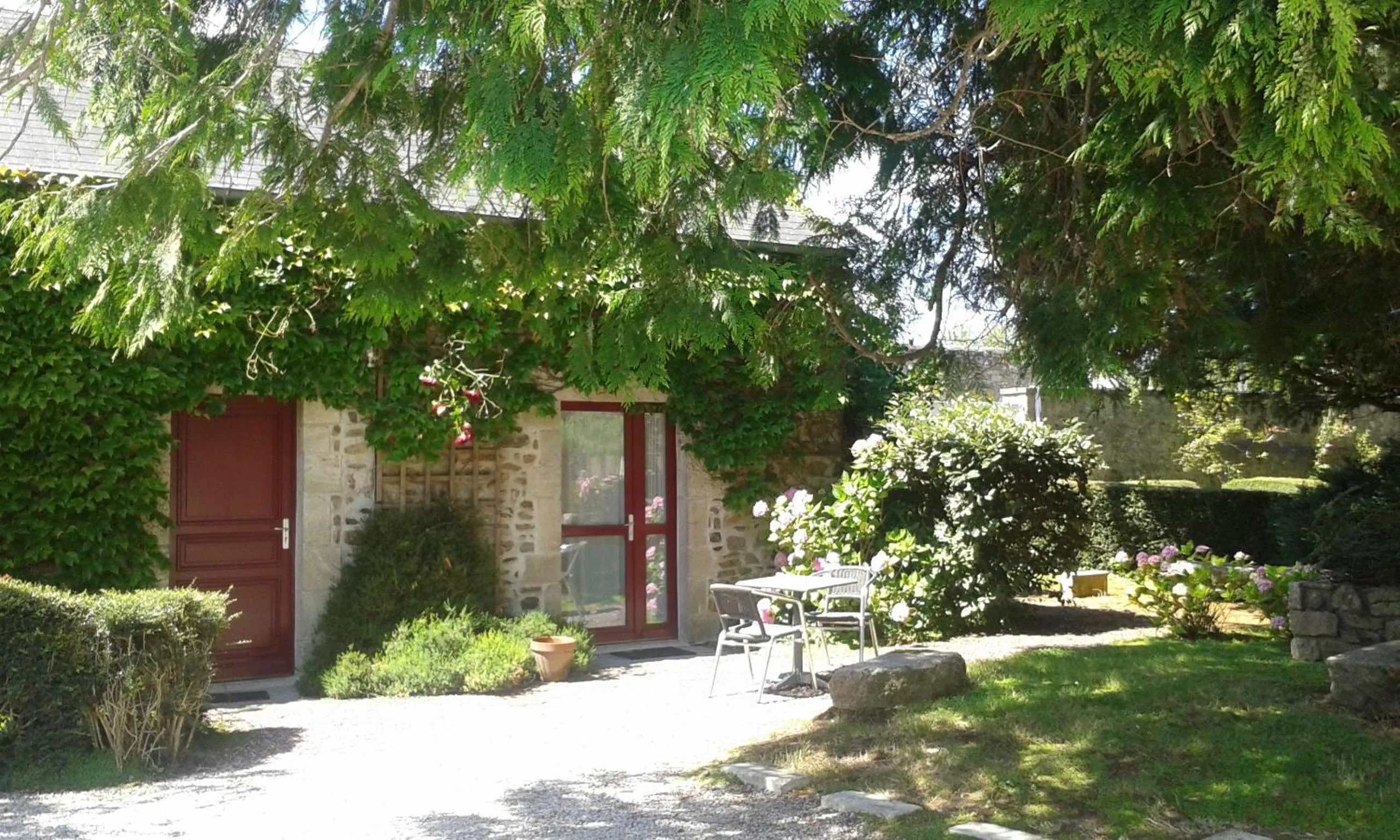 Facade/entrance in Logis Hôtel La Demeure du Perron