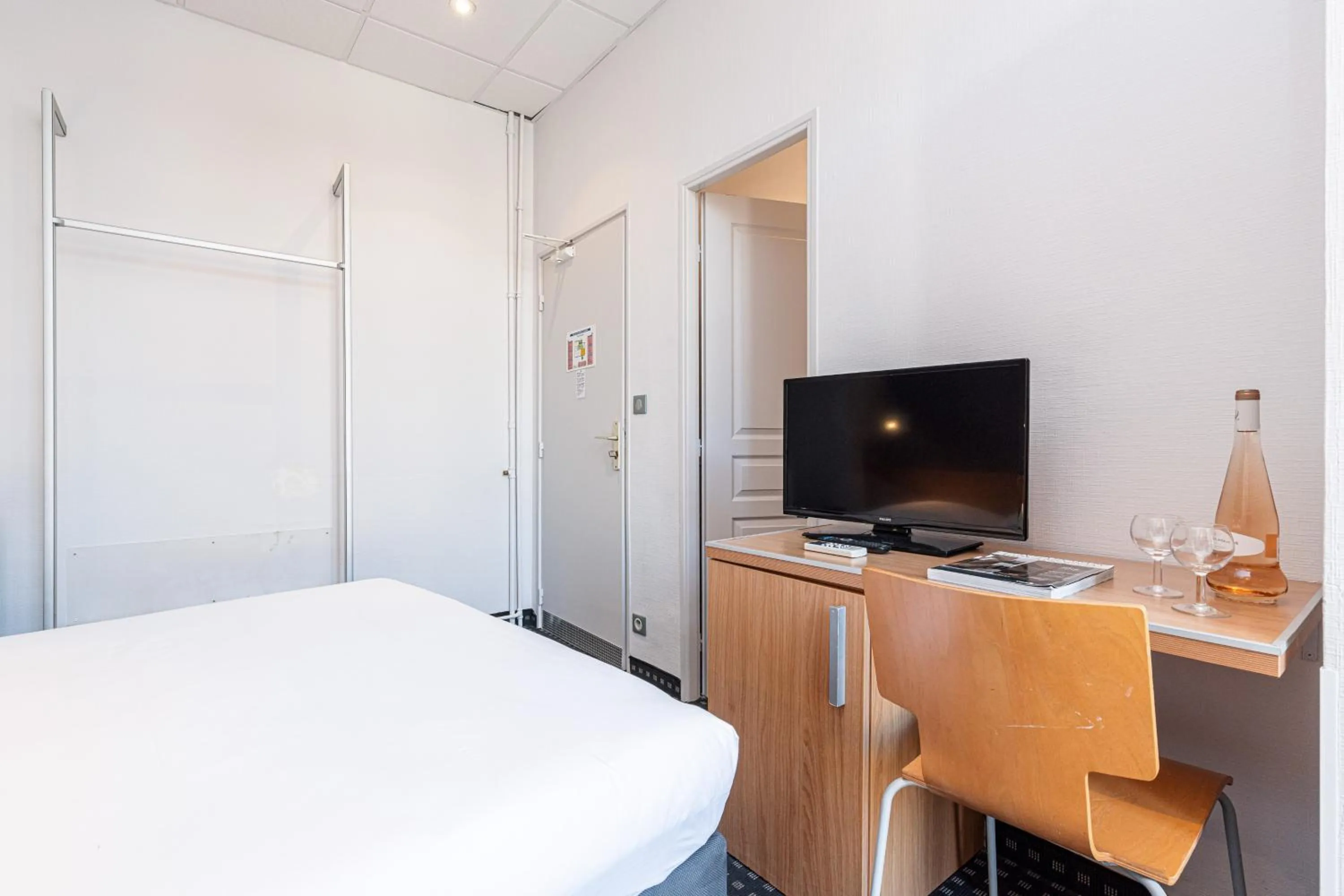 Photo of the whole room in Naomi Cannes