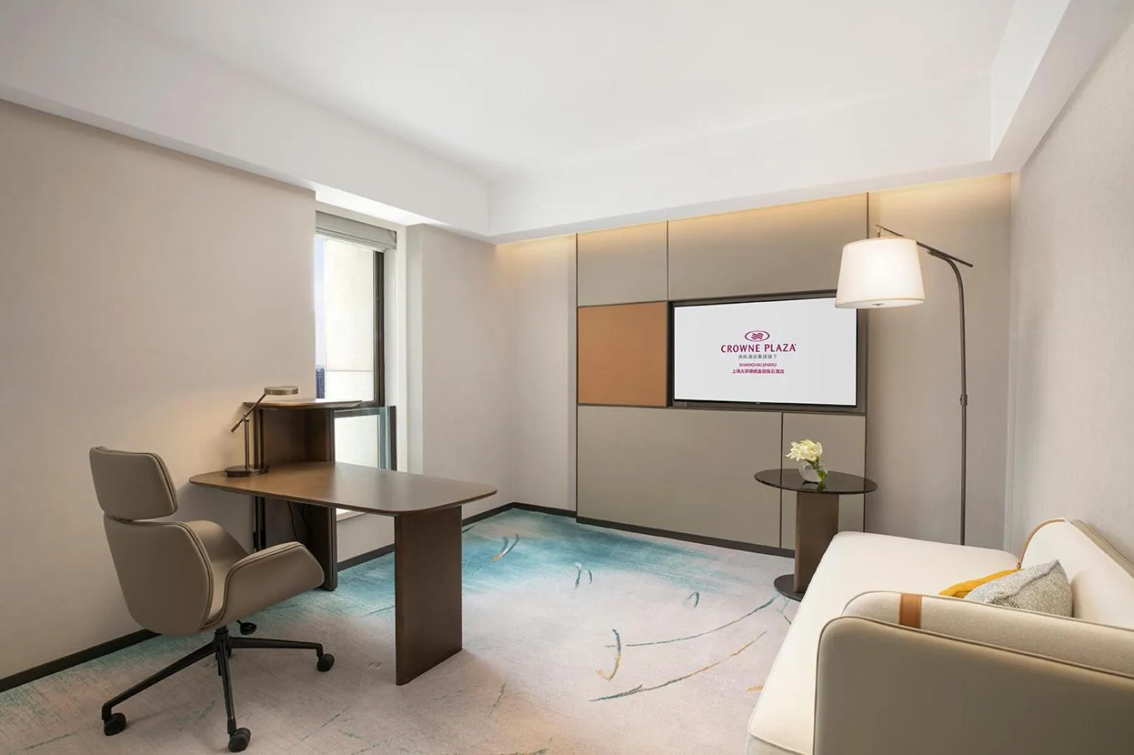 Living room in Crowne Plaza Shanghai Jinxiu by IHG