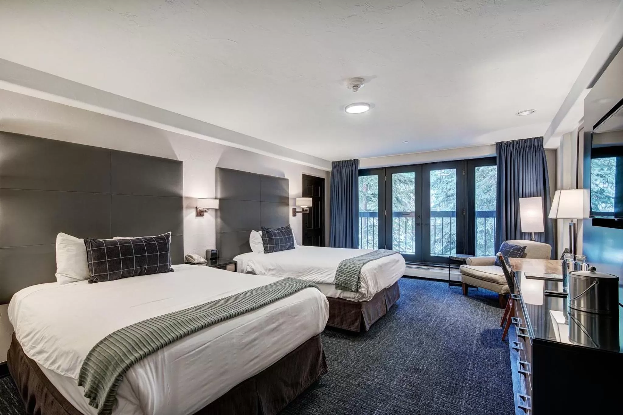 Photo of the whole room, Bed in The Pines Lodge, a RockResort, by Vail Resorts