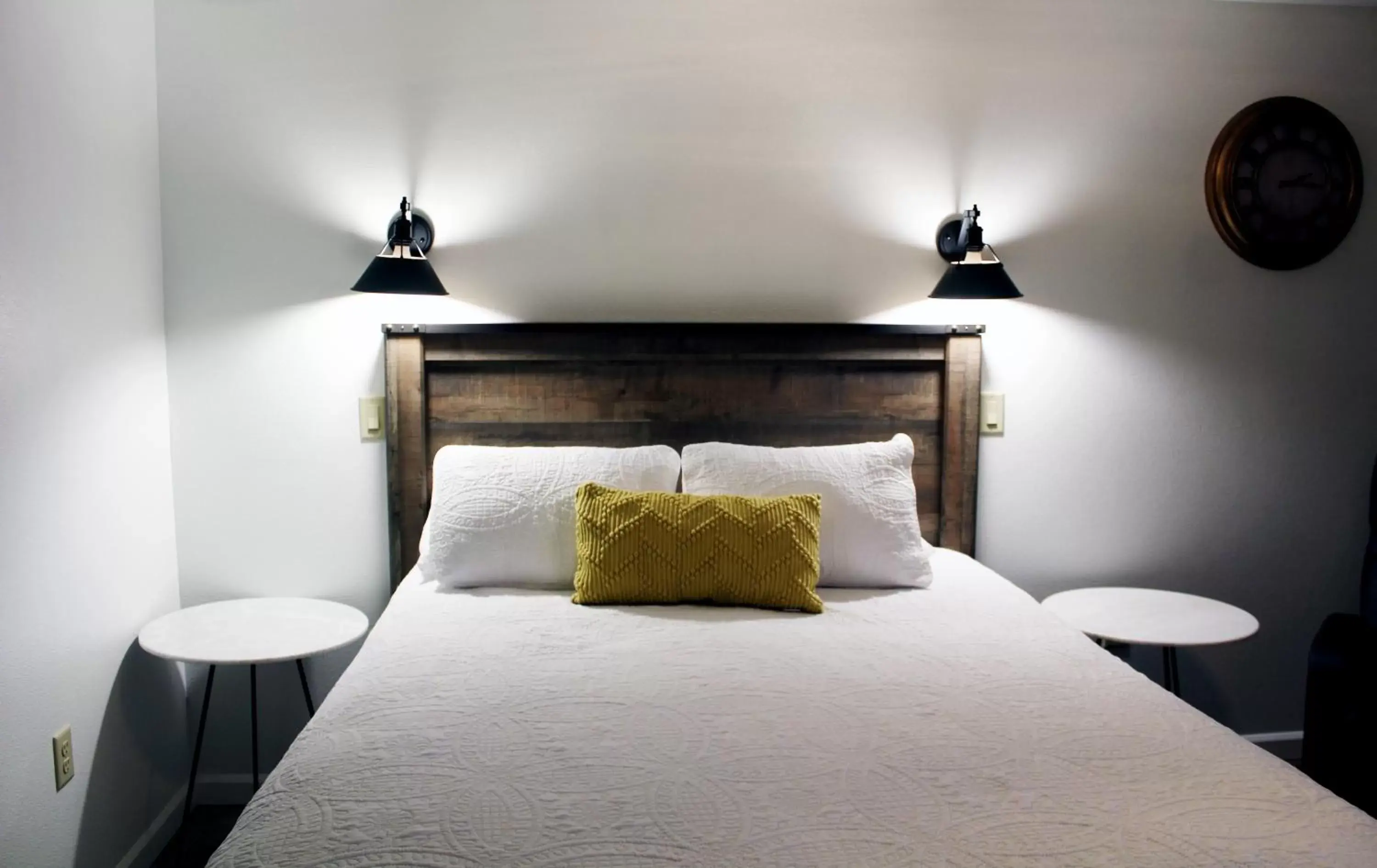 Standard Queen Room in Silverton Inn & Suites Standard Queen Room in Silverton Inn & Suites