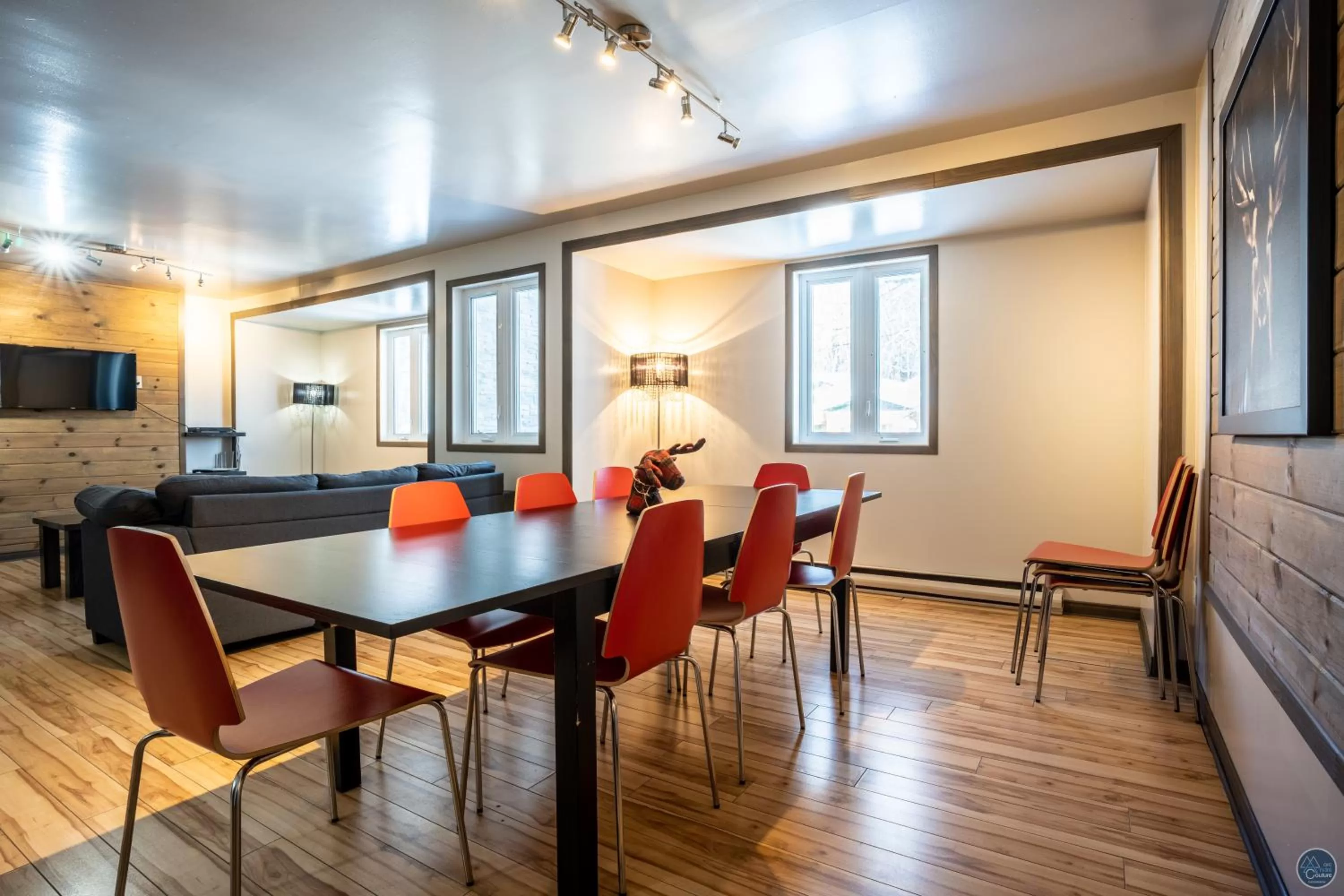 Communal lounge/ TV room, Dining Area in Auberge Éva