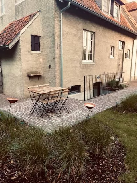 Garden in Logie Marie with hottub in the garden