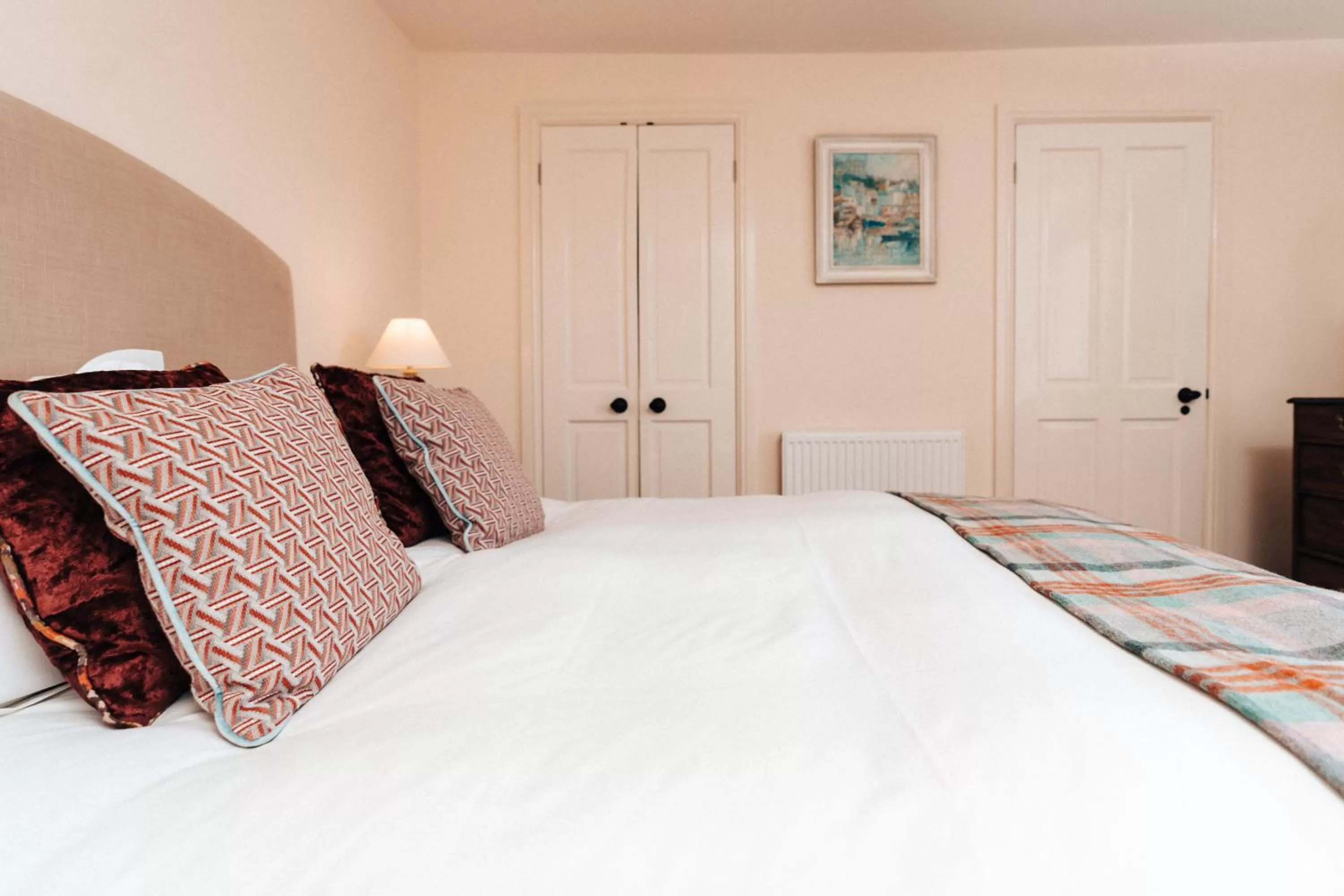 Bedroom, Bed in Cat and Custard Pot Inn