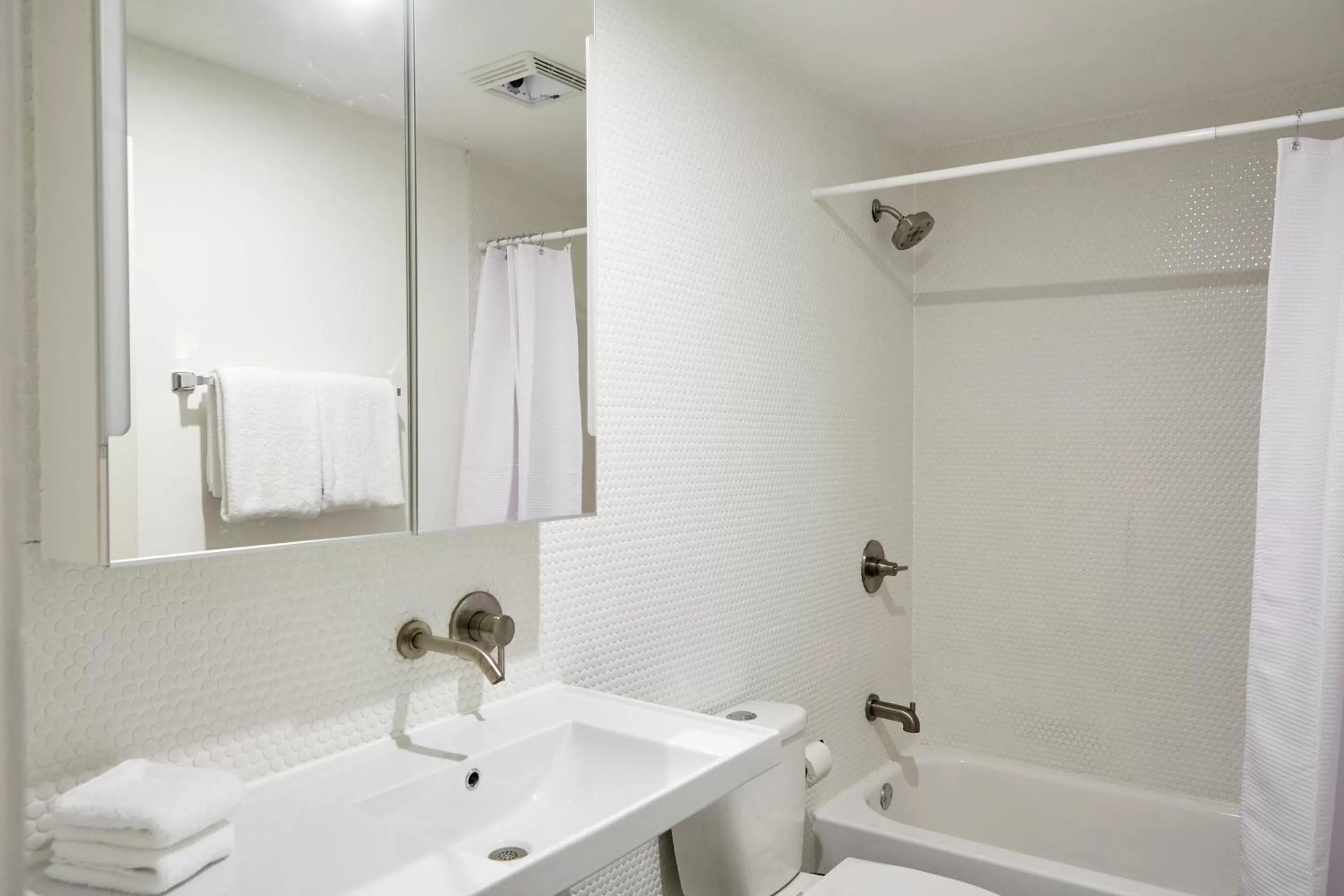 Living room, Bathroom in Sonder at Par L'Eau