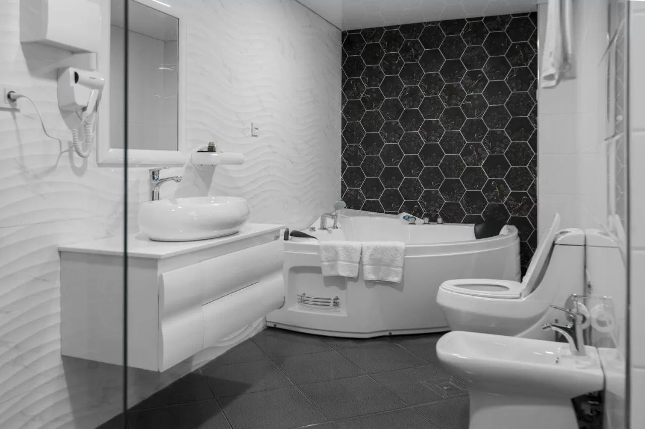 Shower in Shedevr Plaza