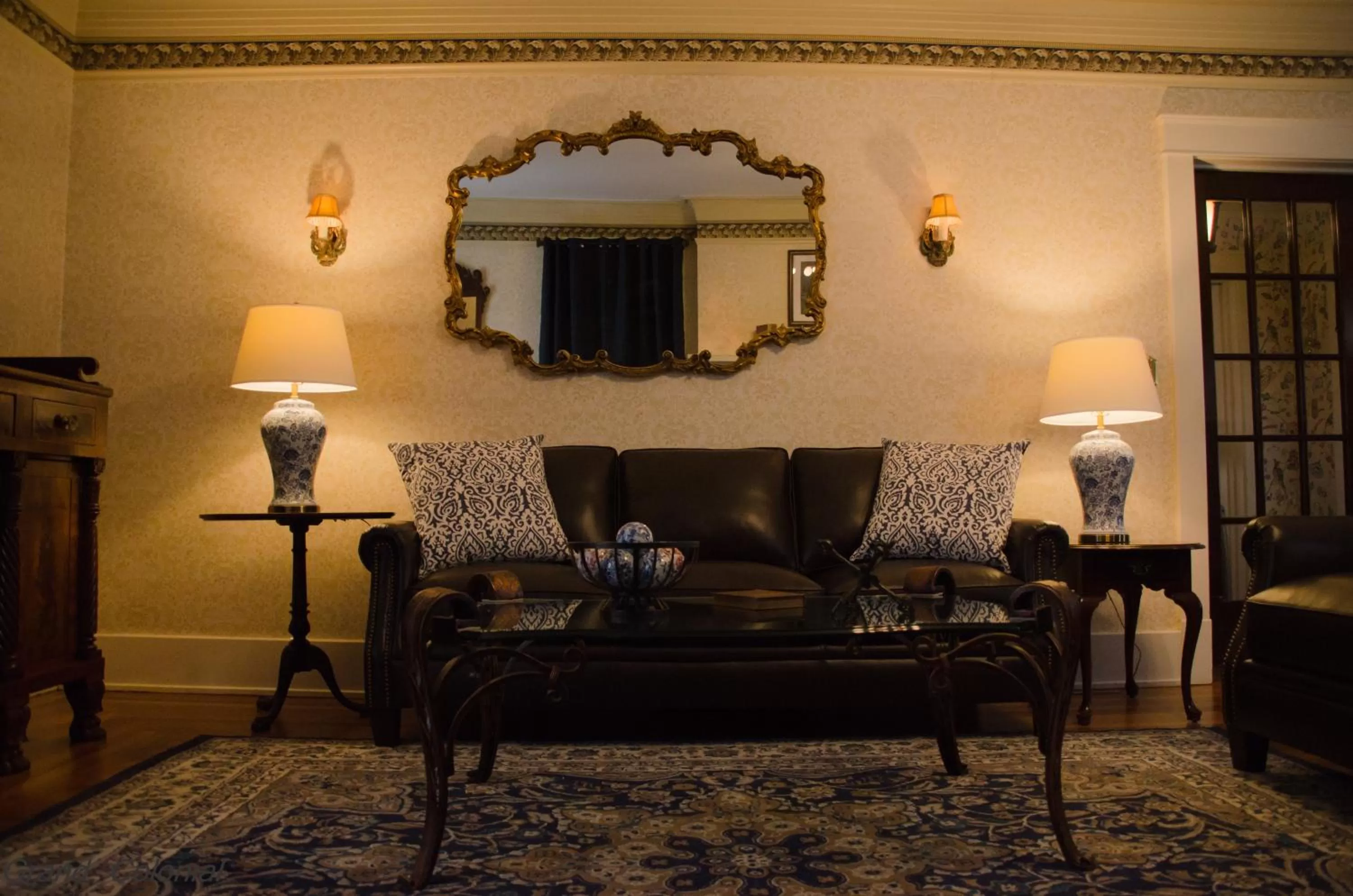 Living room in Grand Colonial Bed and Breakfast