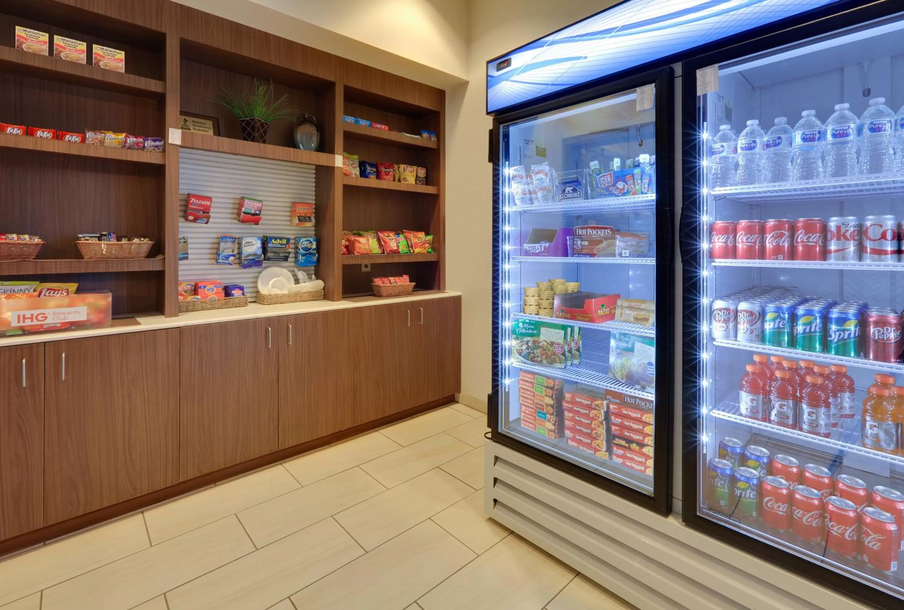 Lobby or reception in Holiday Inn Express Hotel & Suites Burleson - Fort Worth, an IHG Hotel