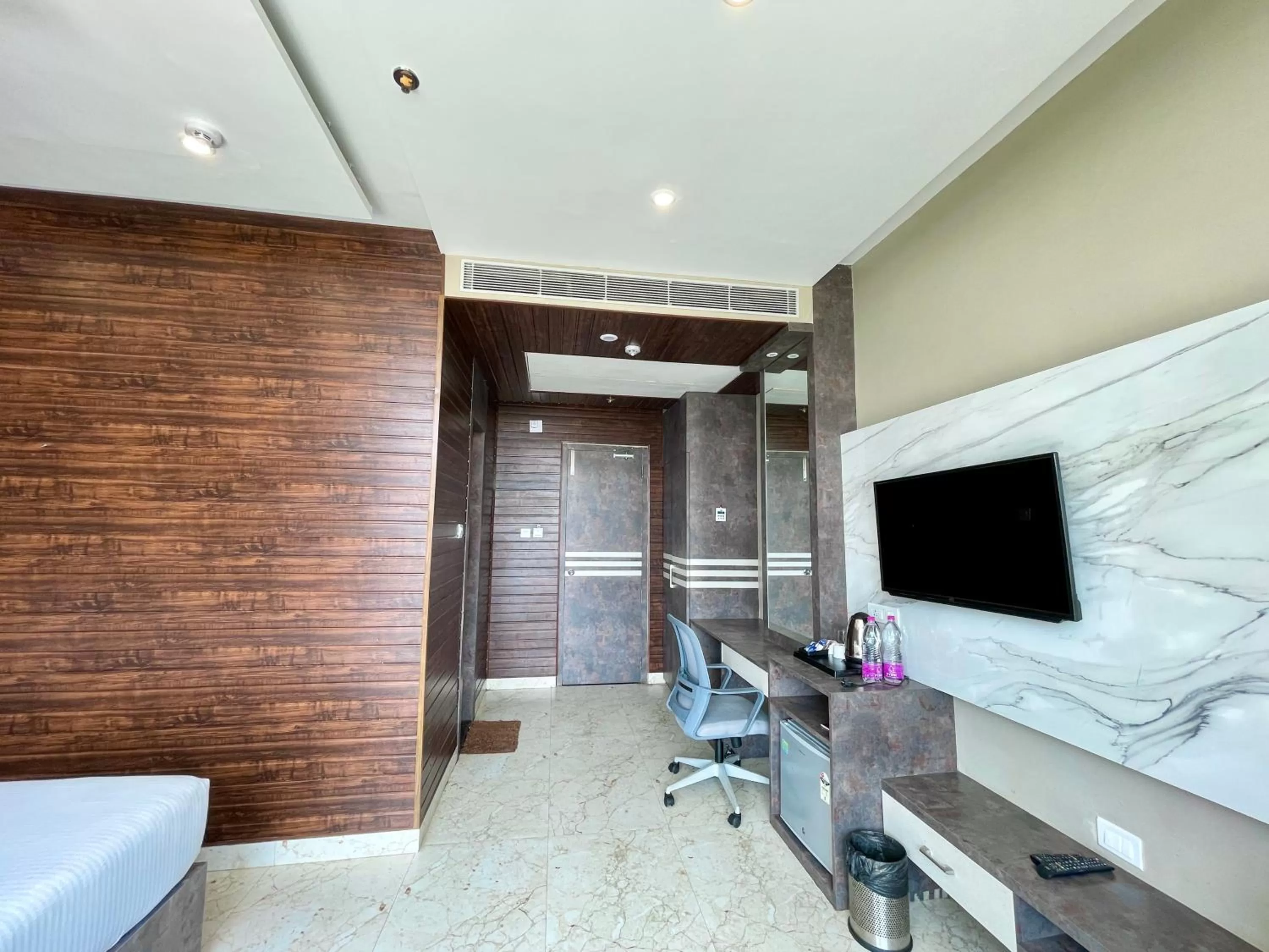 TV/Entertainment Center in Hotel TBS sea view ! Puri