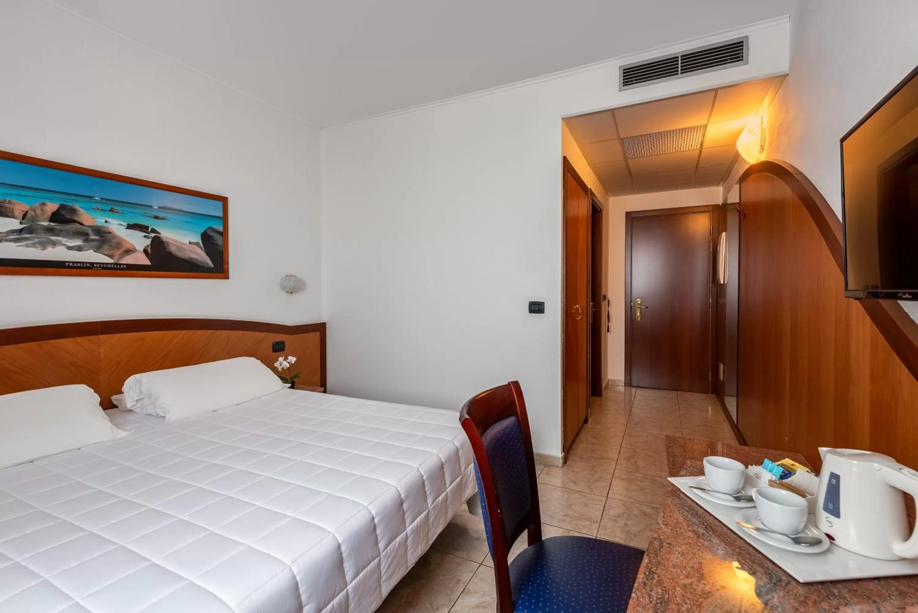 TV and multimedia, Bed in Rivoli Hotel