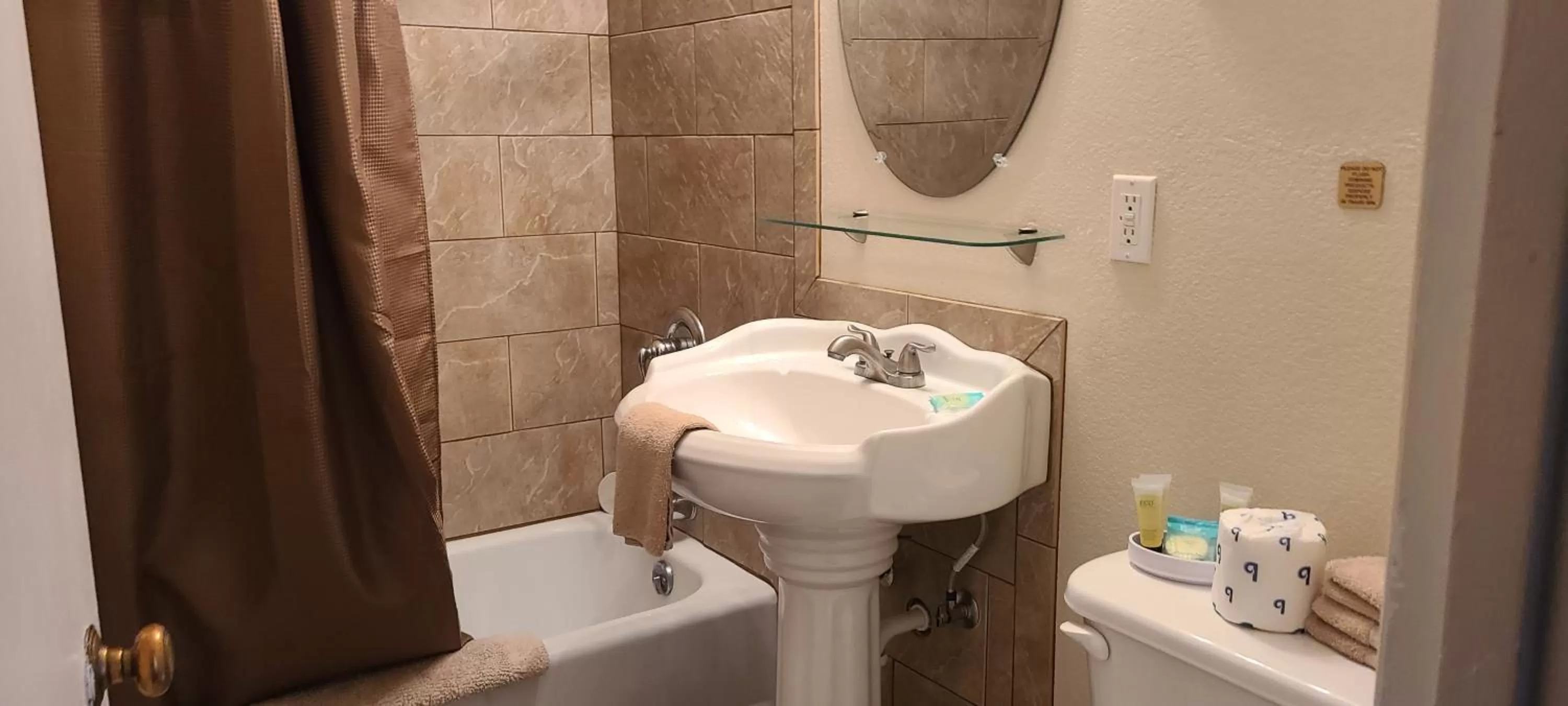 Bathroom in Red Rock Motel and Dam Motel