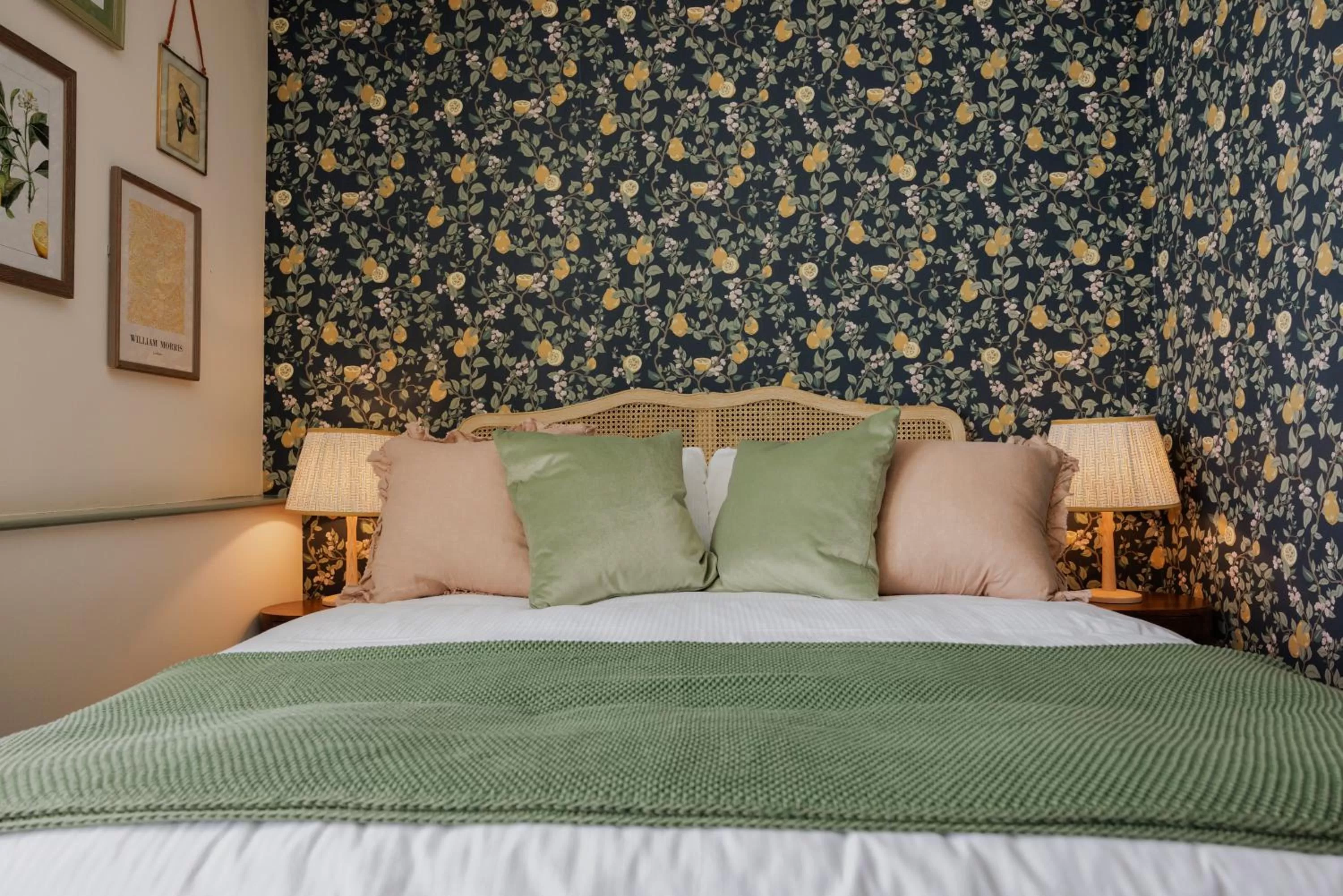 Bedroom, Bed in The George & Dragon