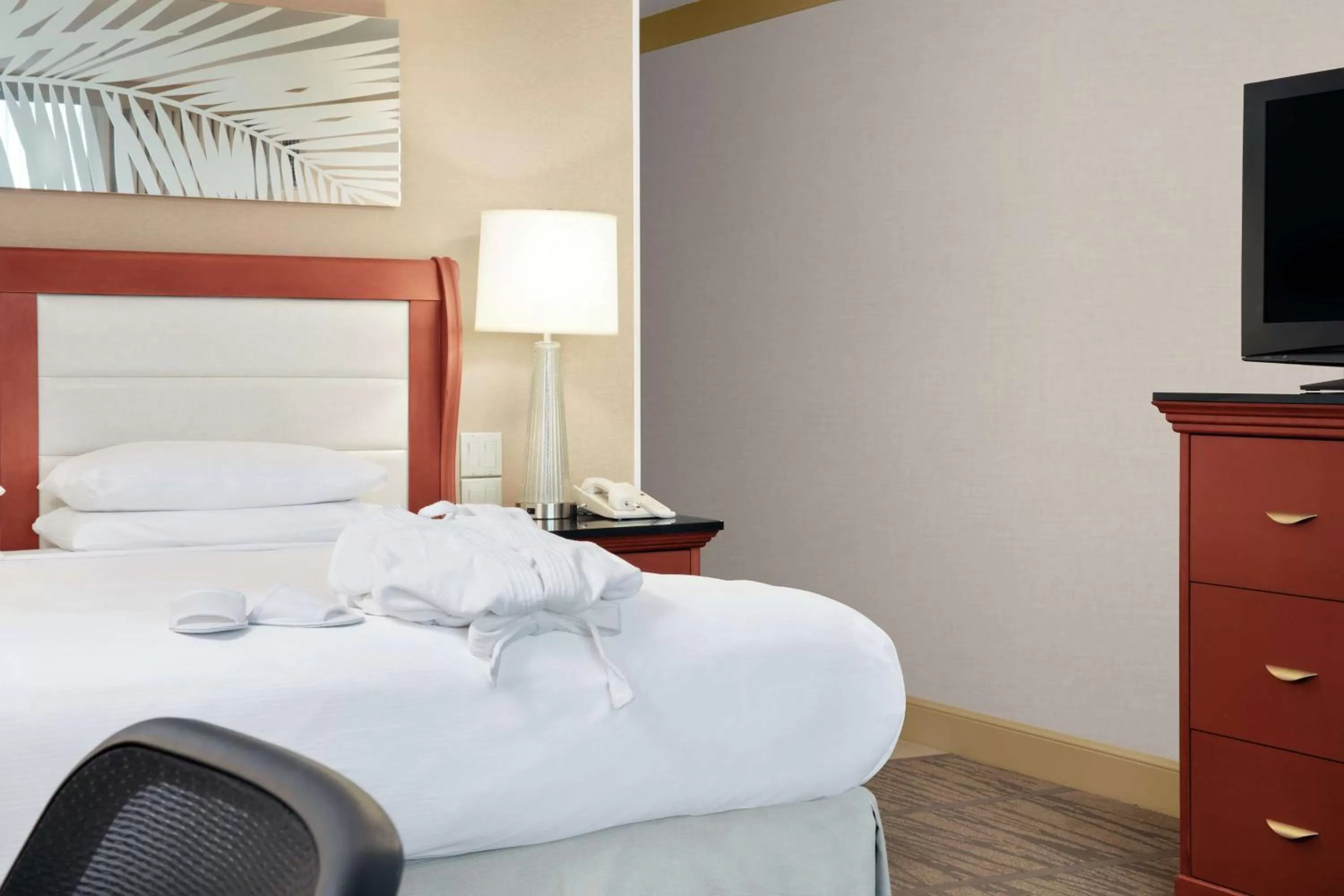 Bedroom, Bed in DoubleTree by Hilton Hotel Miami Airport & Convention Center