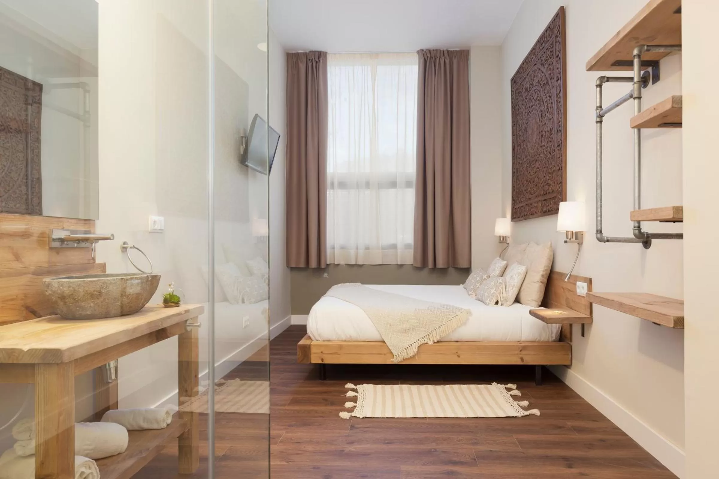 Staff, Bed in Hotel Radha