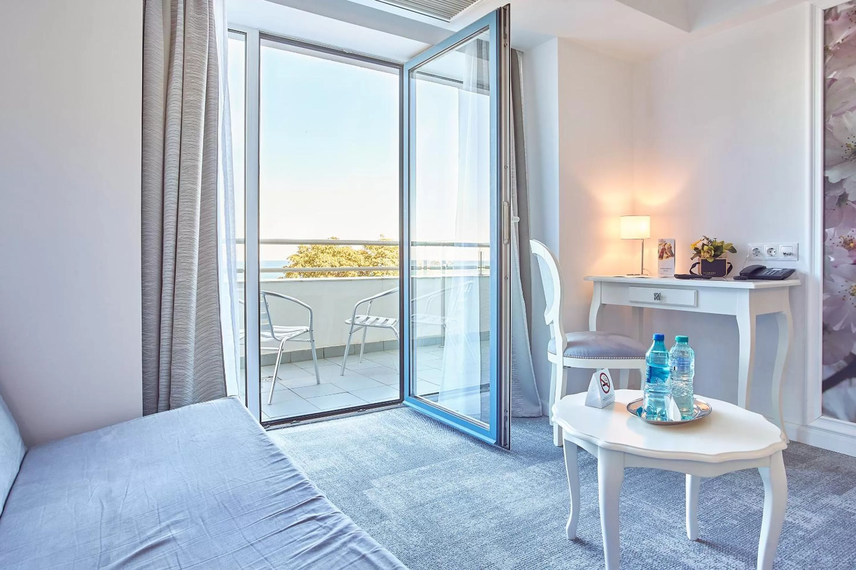 Seating area, Bed in Continental Forum Constanta