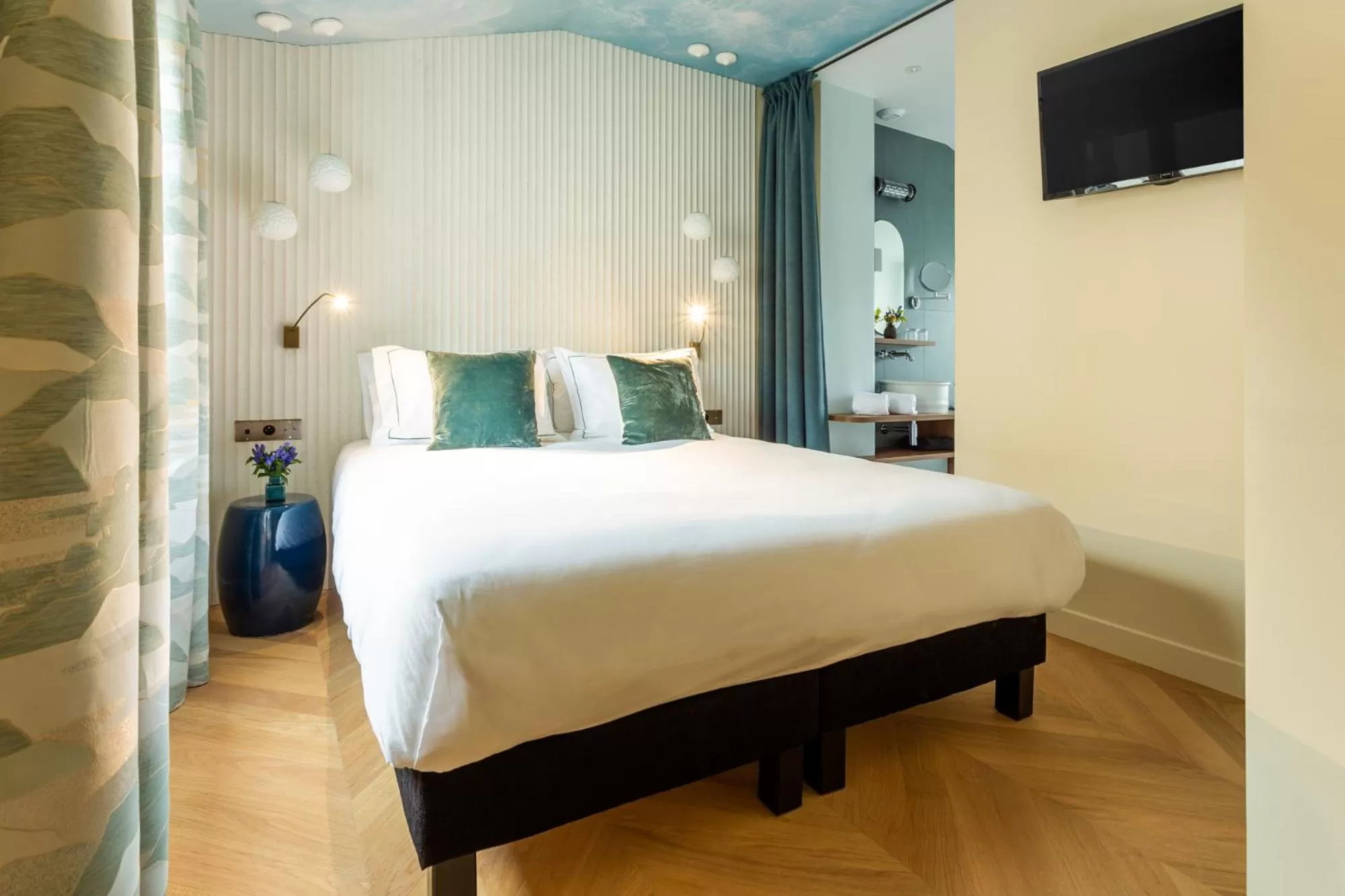 Bed in Bonsoir Madame